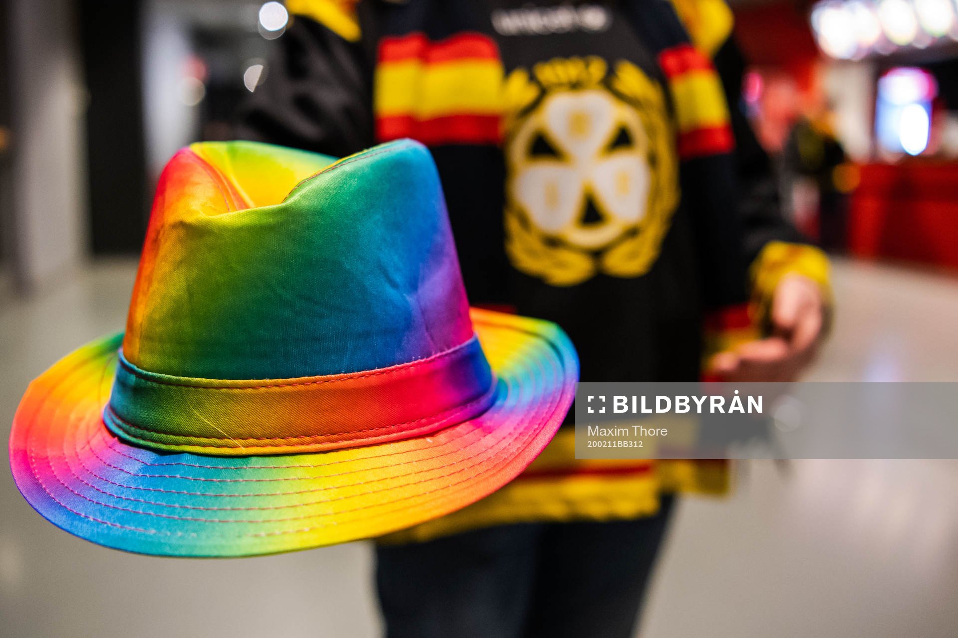 En Brynäs supporter håller en hatt i pridefärger