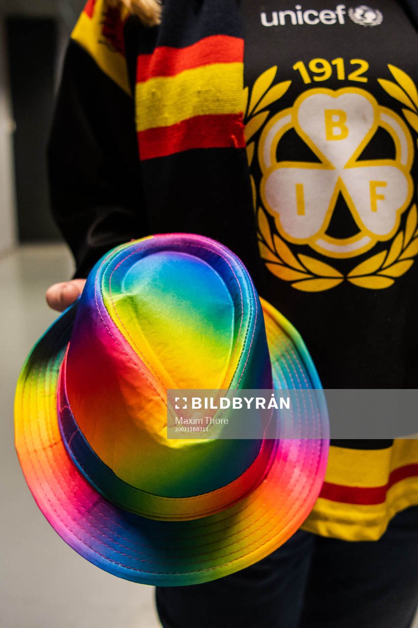 En Brynäs supporter håller en hatt i pridefärger