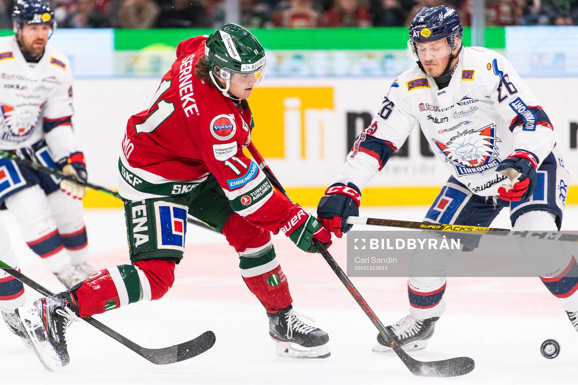 Frölundas Samuel Fagemo skjuter framför Linköpings