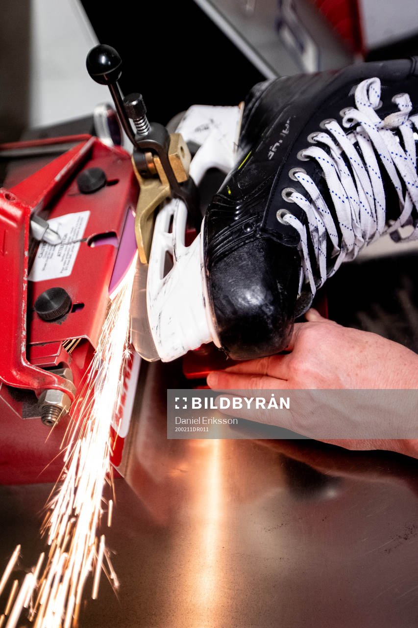 Skridskor slipas av Leksands materialförvaltare Rob