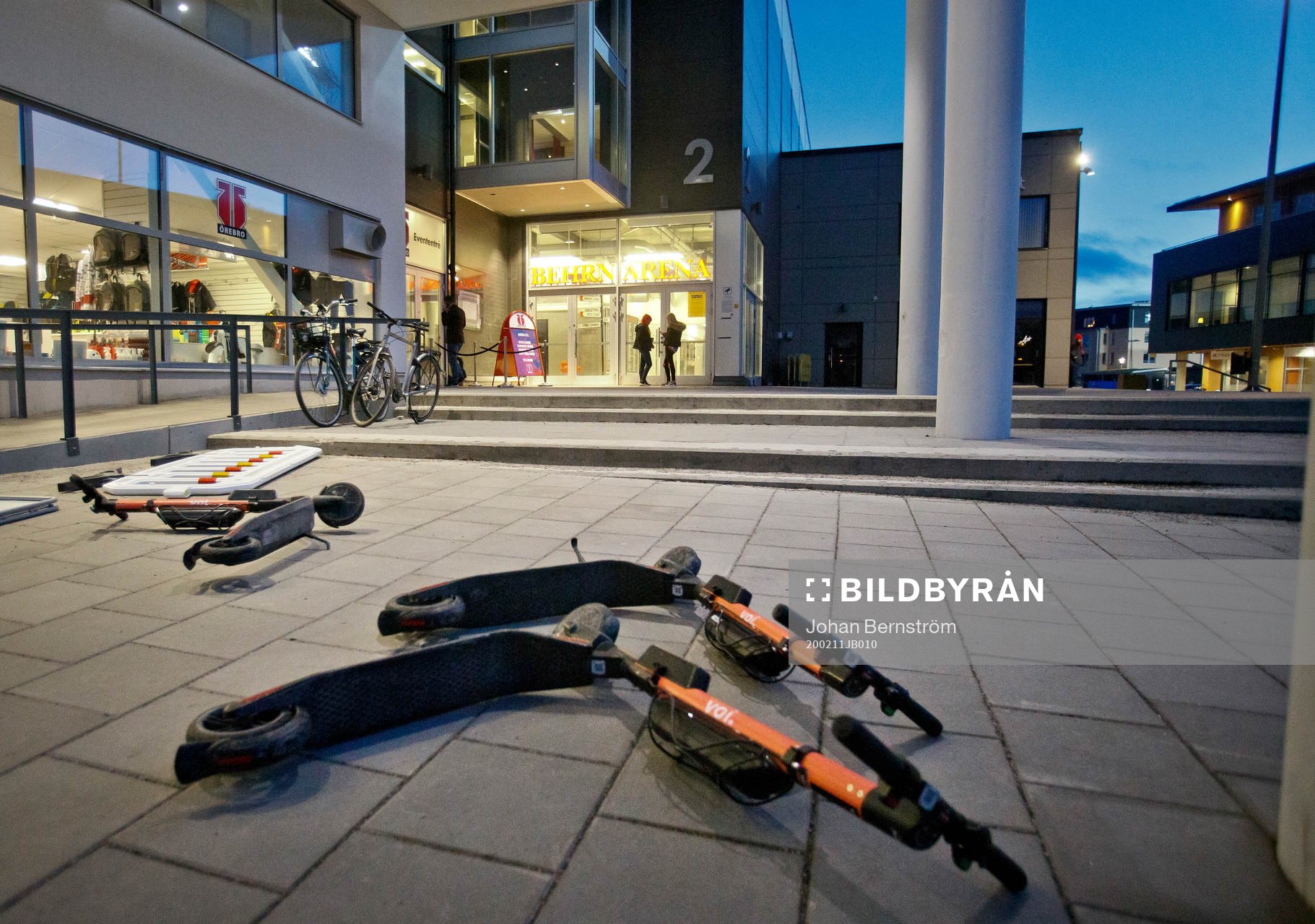 Välta elsparkcyklar utanför entrén till Behrn Arena