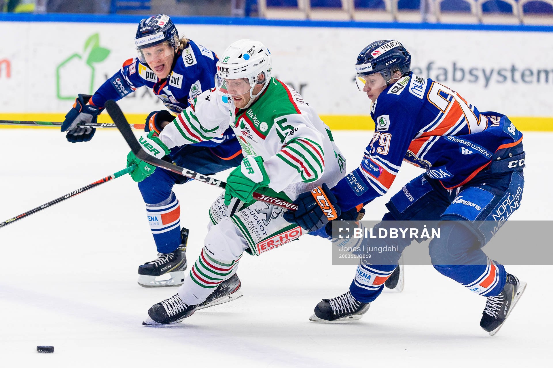 Rögles Simon Ryfors mellan Växjös Marcus Sylvegård och