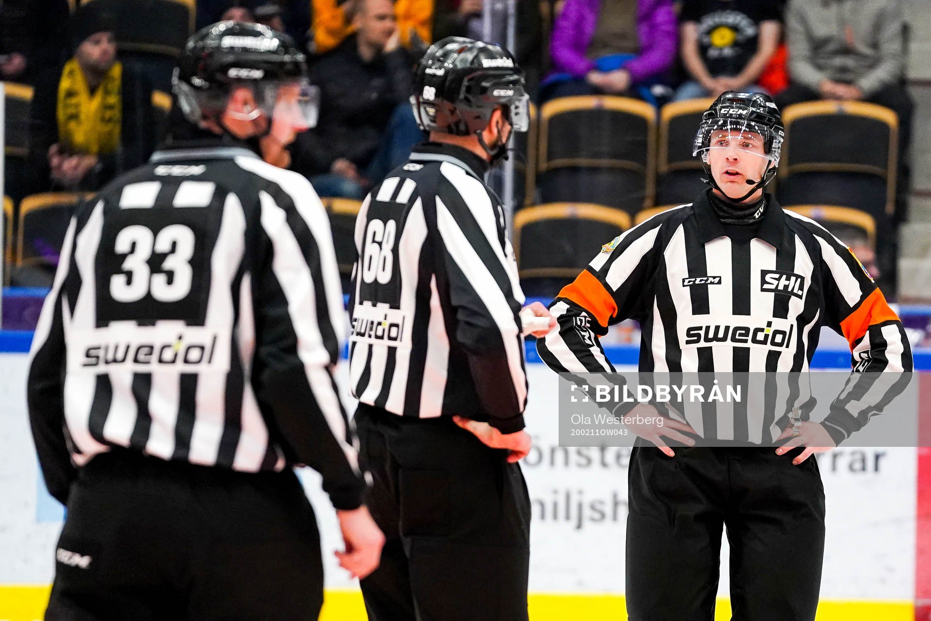 Linjedomare Emil Yletyinen, domare Mikael Andersson och