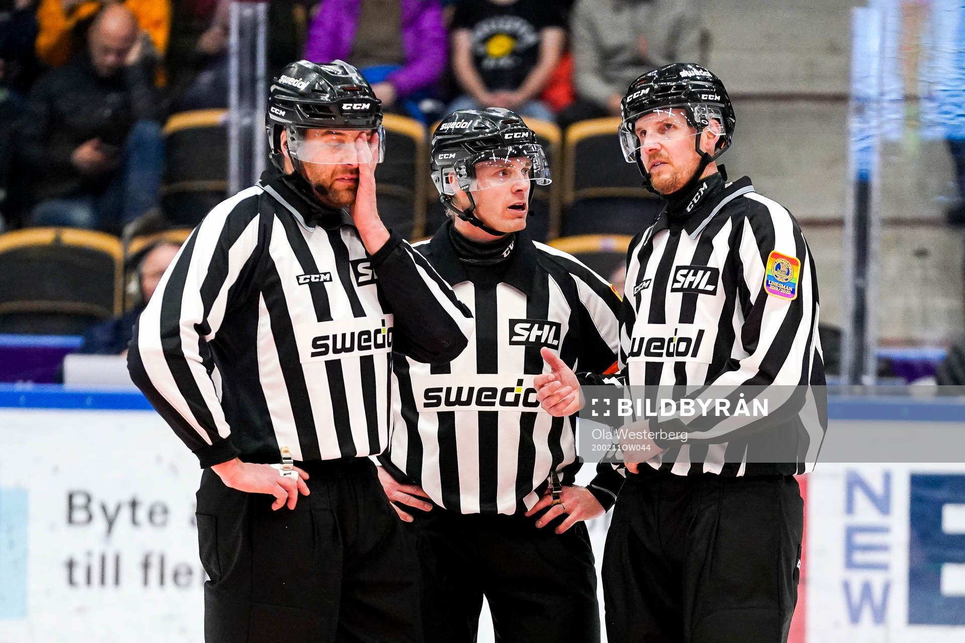 Linjedomare Emil Yletyinen, domare Mikael Andersson och