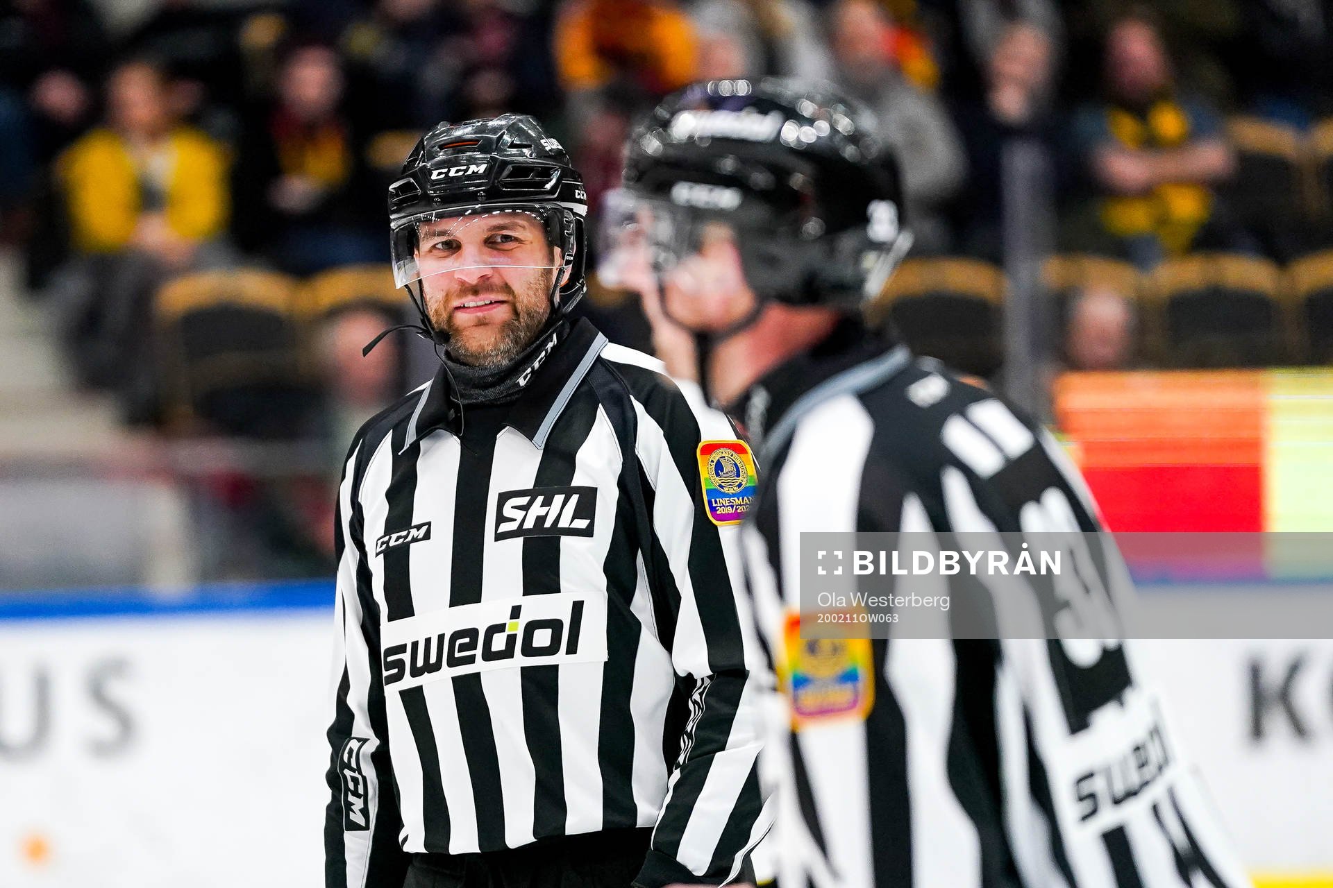 Linjedomare Emil Yletyinen och linjedomare Johannes Käck