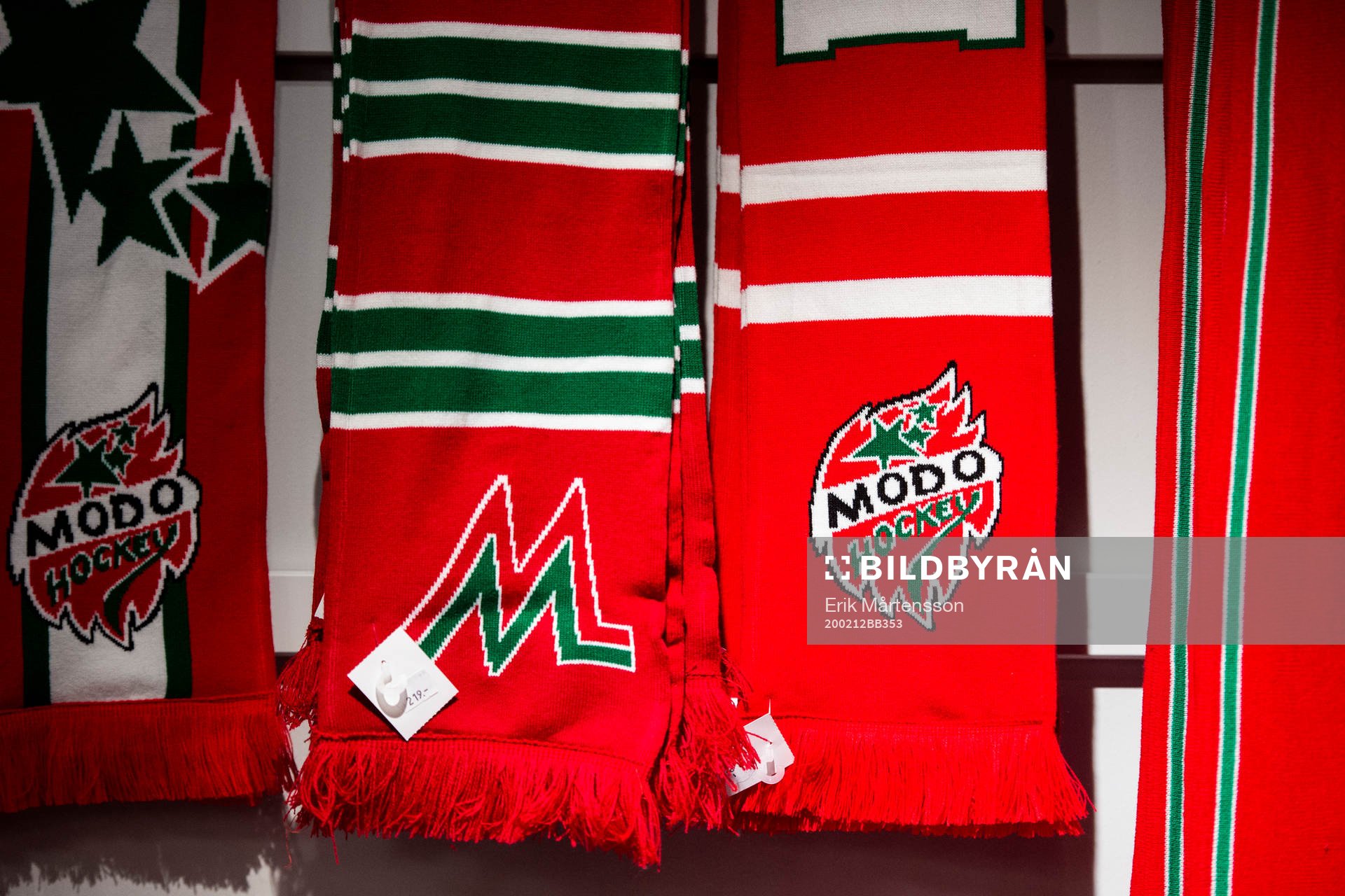 Halsdukar med Modos logotyp till försäljning