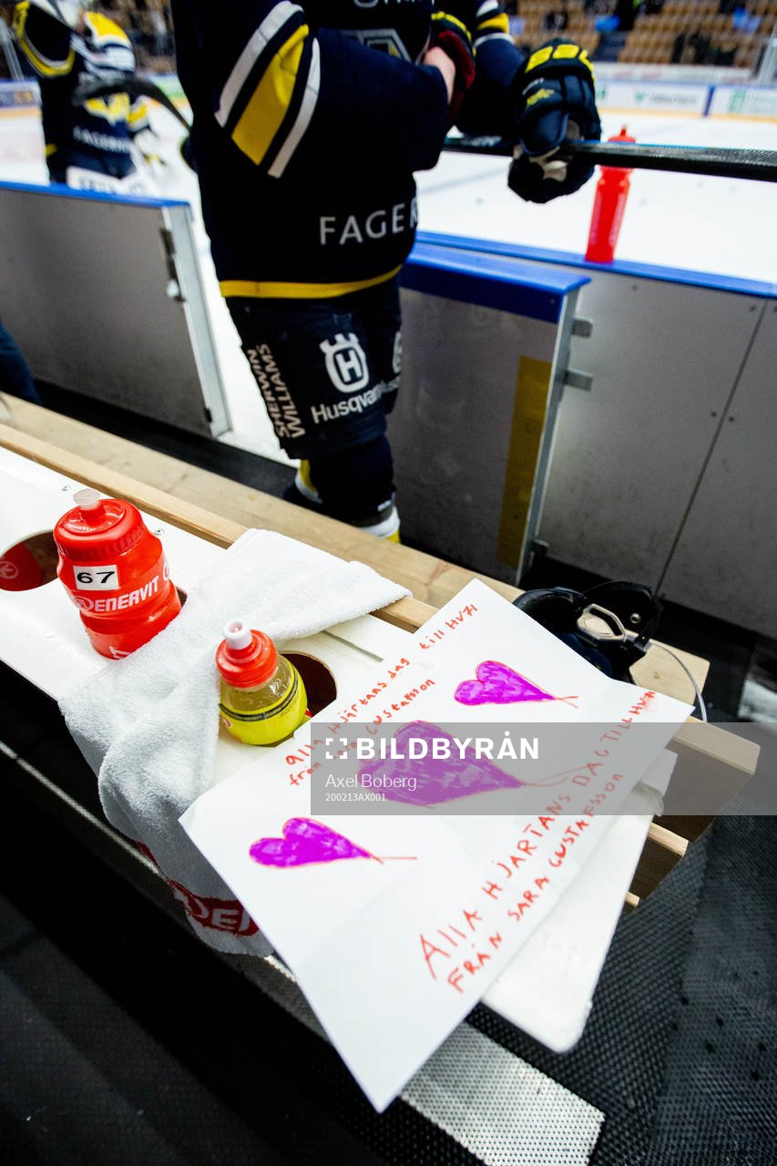 Ett alla hjärtans dag-brev i HV71s spelarbås