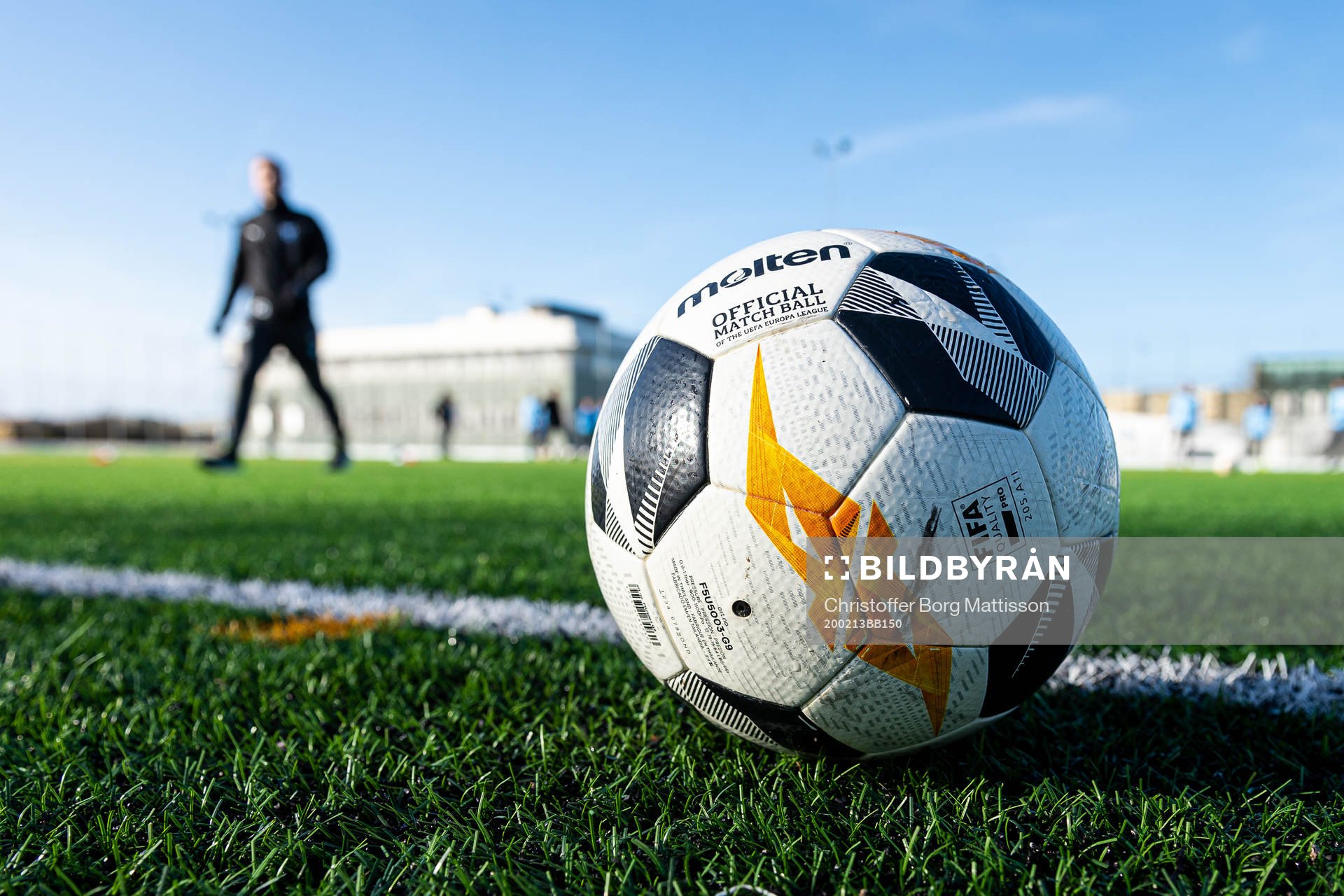 En fotboll ligger vid sidlinjen