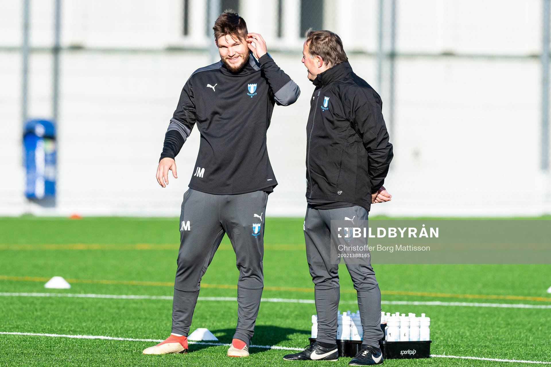 Malmö FFs fystränare Jamie Mackay i samtal med