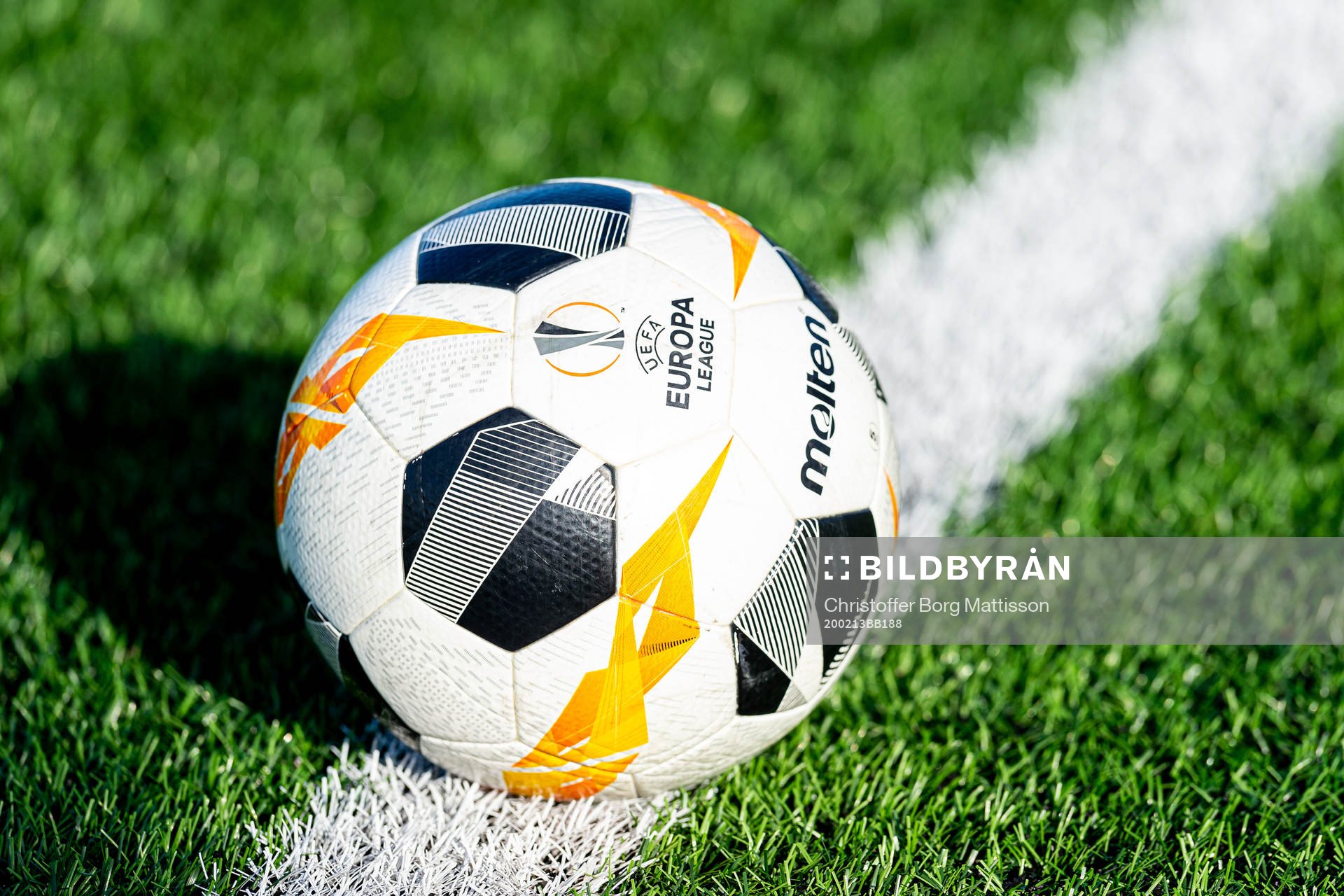 En fotboll ligger vid sidlinjen