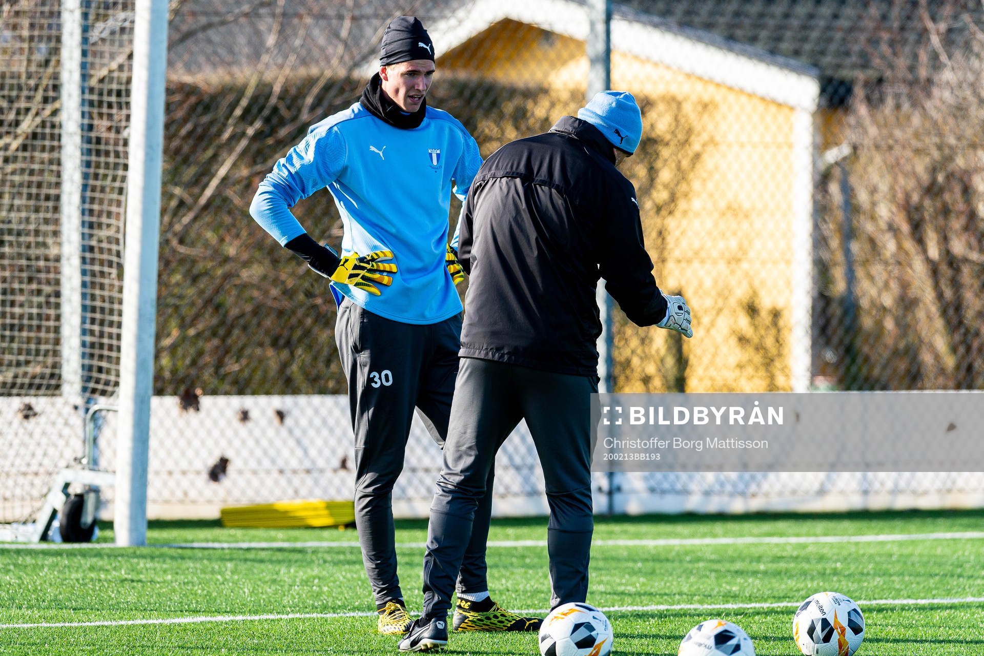 Malmö FFs målvakt Mathias Nilsson i samtal med