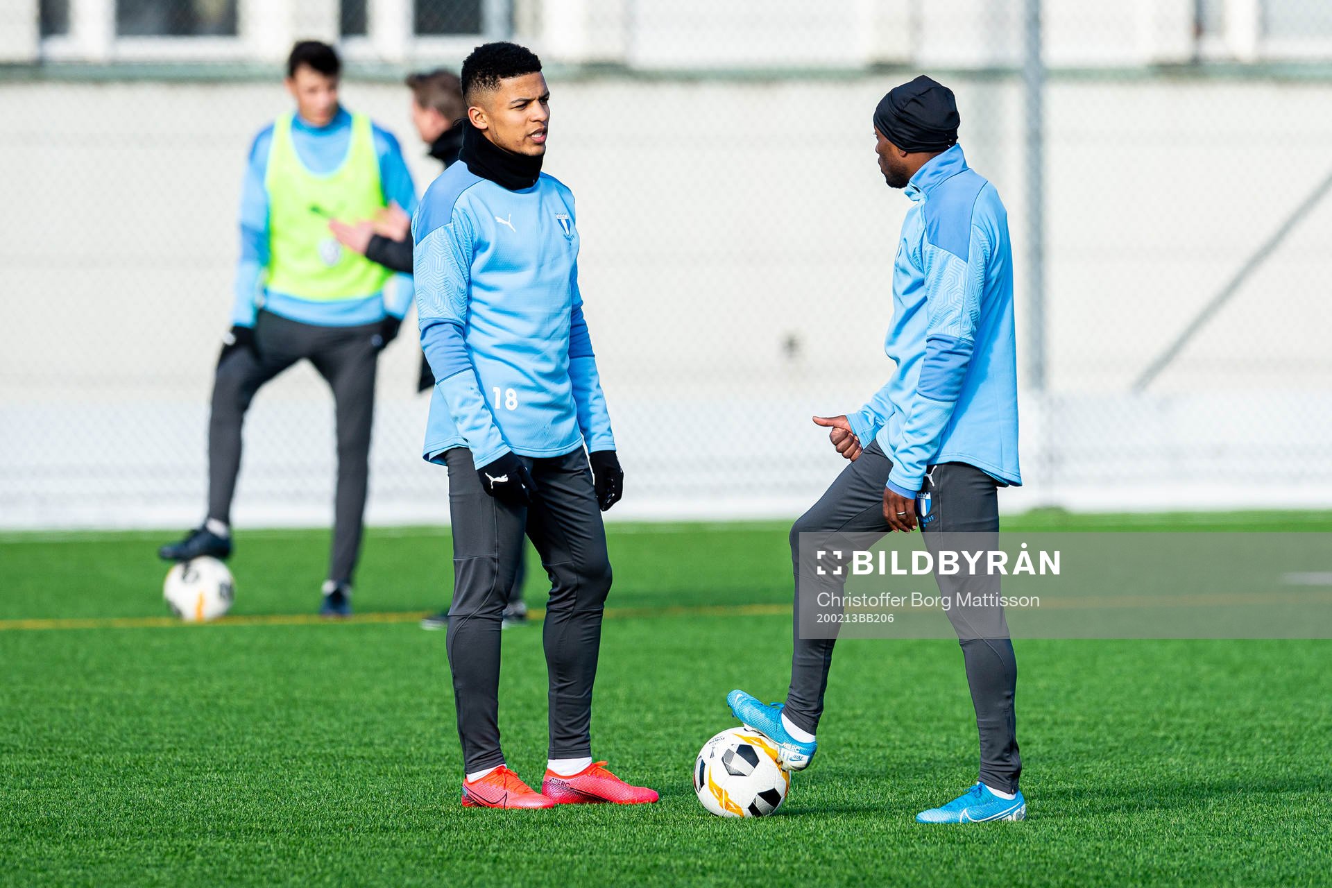 Malmö FFs Romain Gall i samtal med Fouad Bachirou