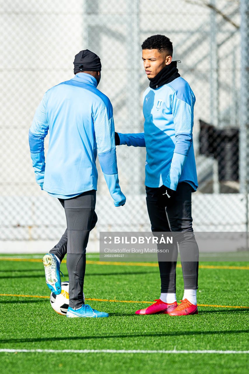 Malmö FFs Romain Gall i samtal med Fouad Bachirou under en fotbollsträning med Malmö FF den 13 februari 2020 i Malmö.
