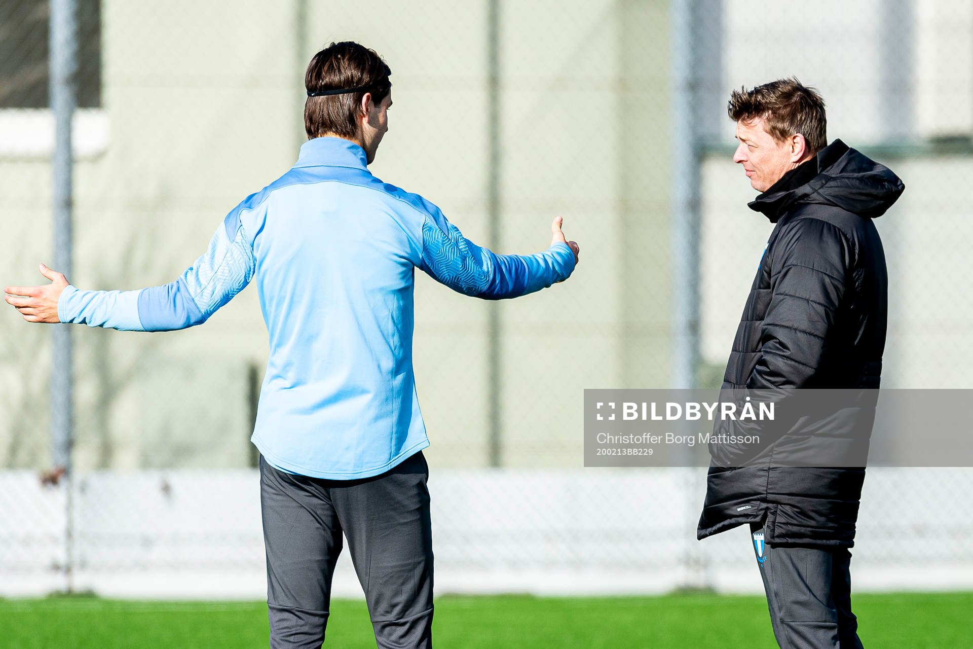 Malmö FFs Adi Nalic i samtal med tränare Jon Dahl Tomasson