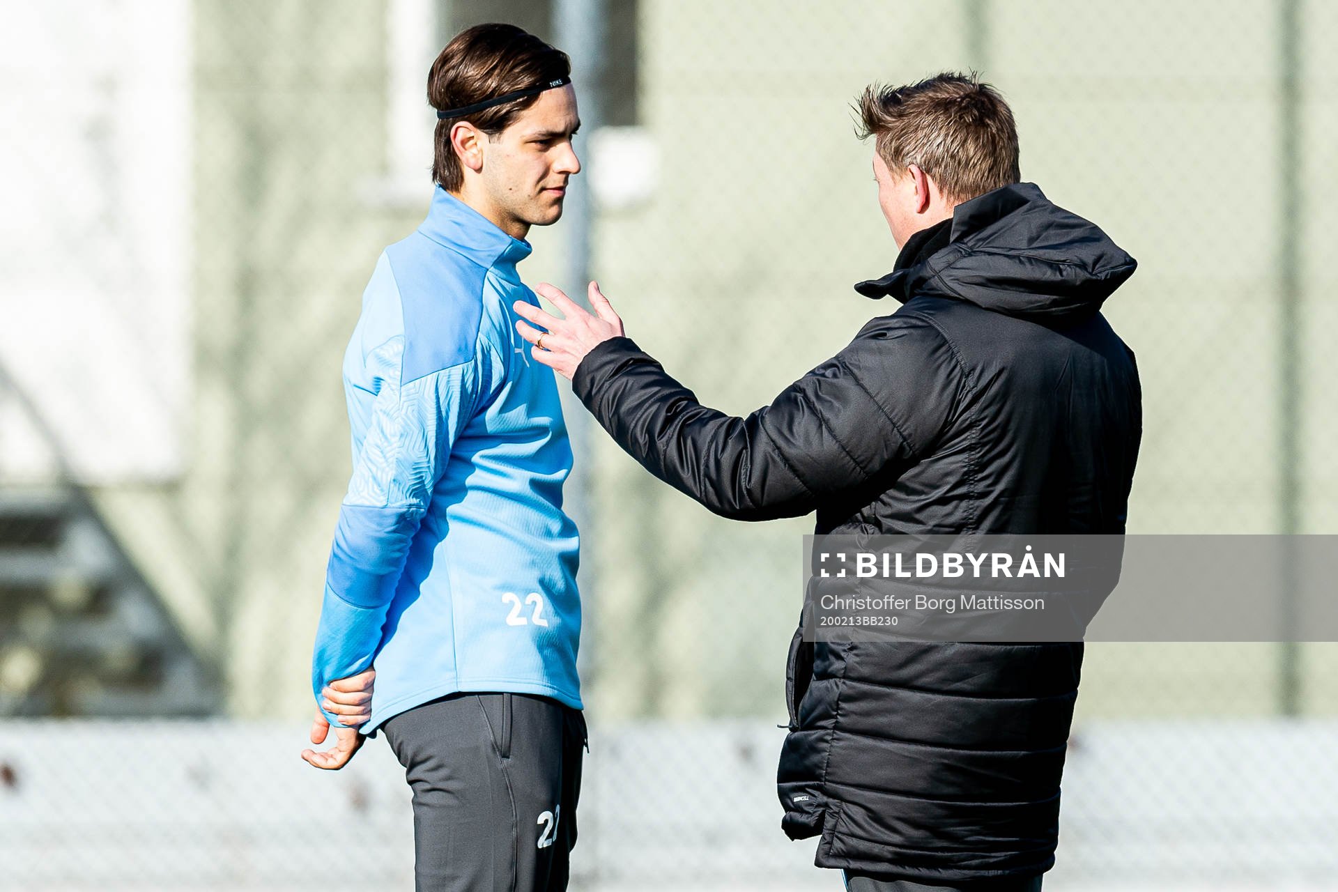 Malmö FFs Adi Nalic i samtal med tränare Jon Dahl Tomasson under en fotbollsträning med Malmö FF den 13 februari 2020 i Malmö.