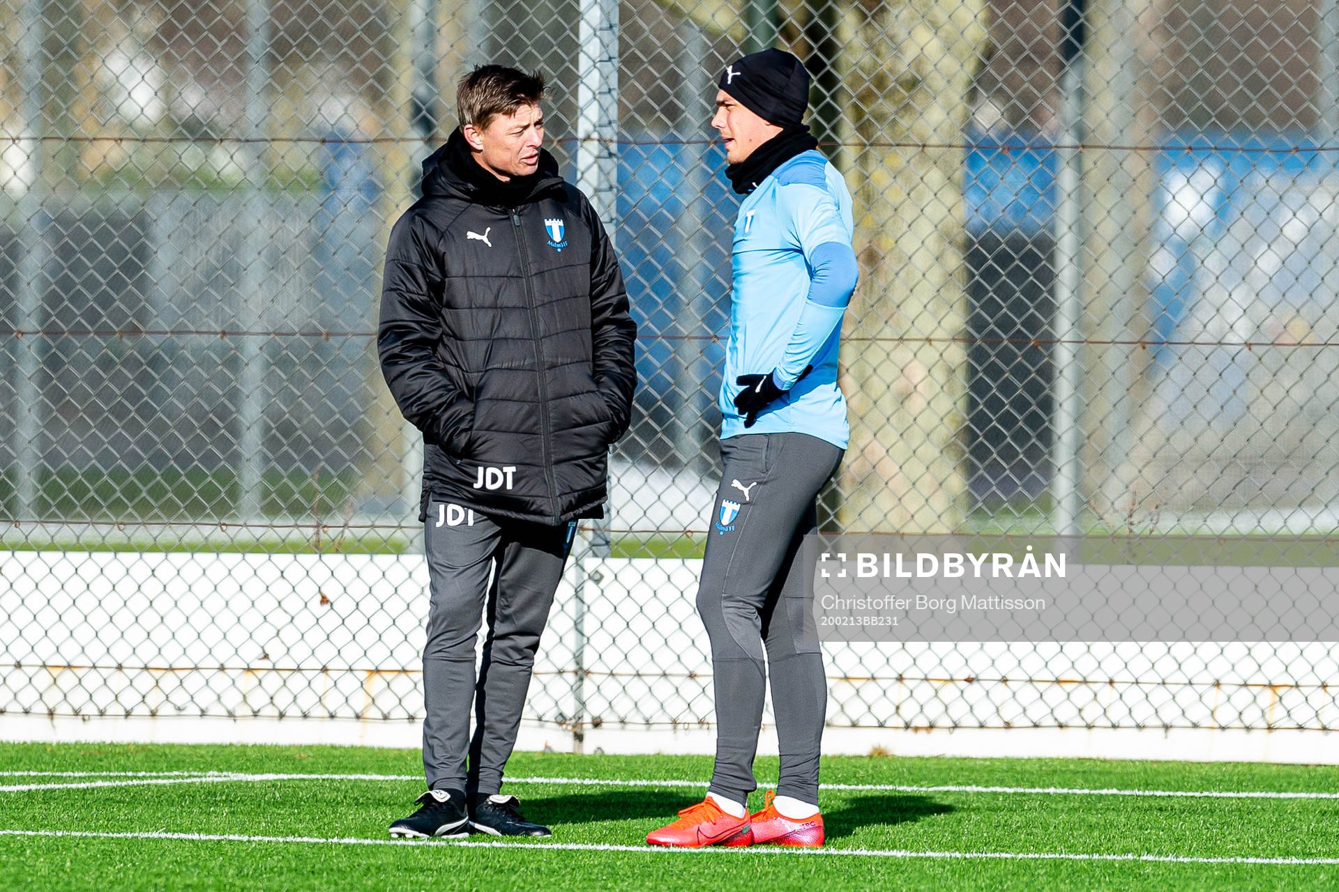 Malmö FFs tränare Jon Dahl Tomasson i samtal med Tim Prica