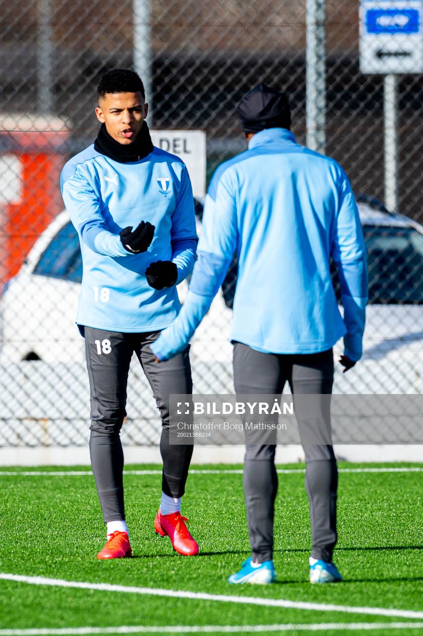 Malmö FFs Romain Gall i samtal med Fouad Bachirou under en fotbollsträning med Malmö FF den 13 februari 2020 i Malmö.