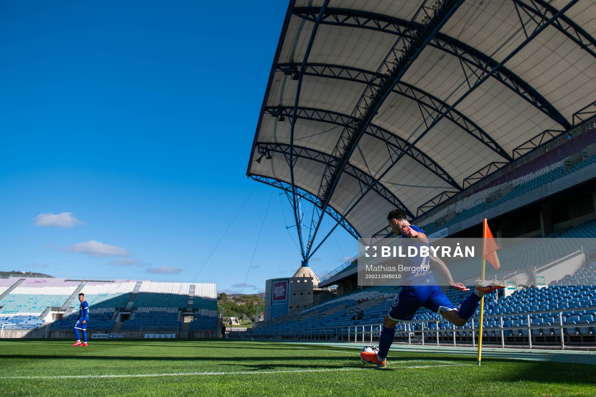 Giorgi Kharaishvili IFK Göteborg with a corner kick