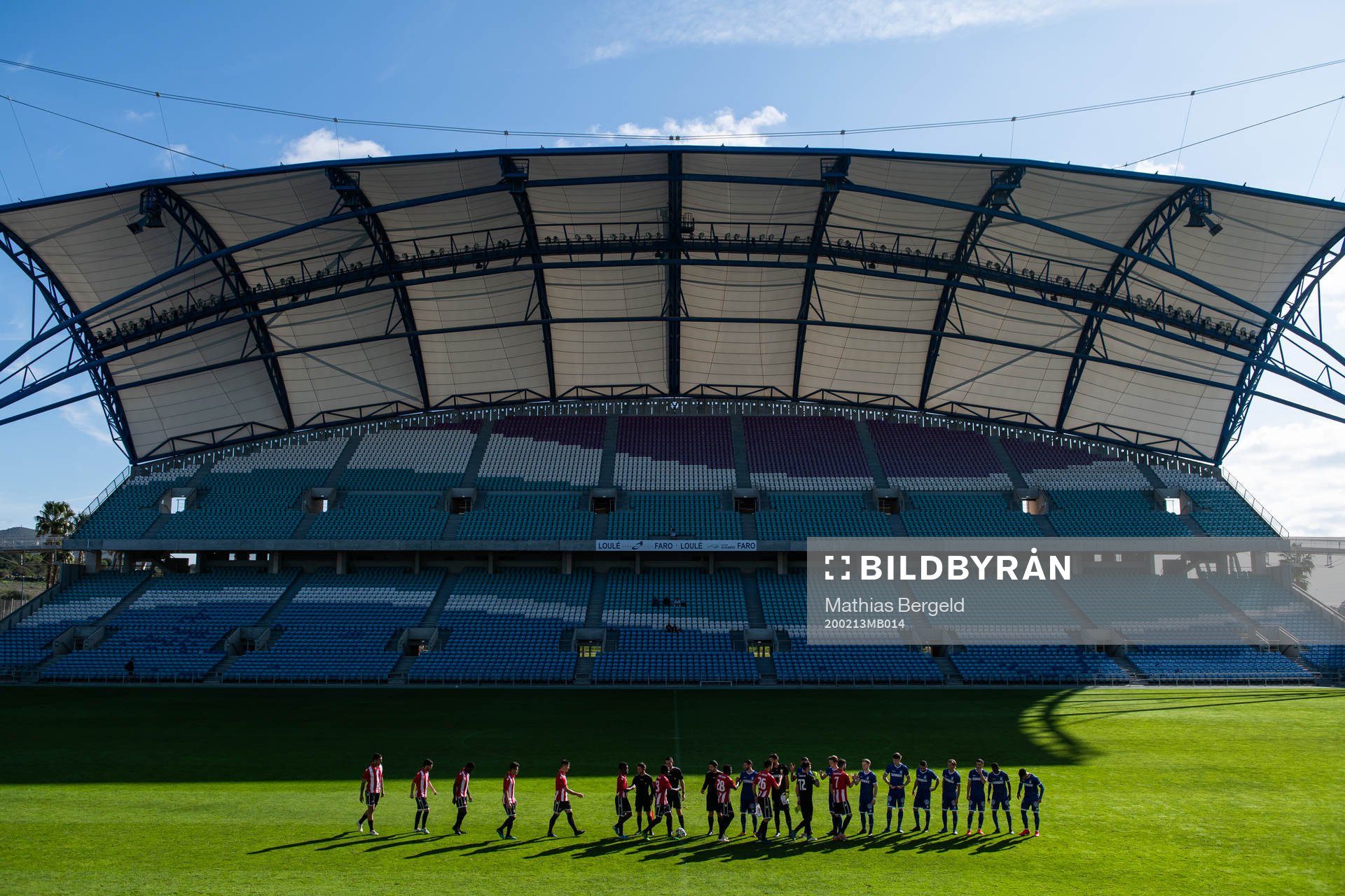 The teams line up