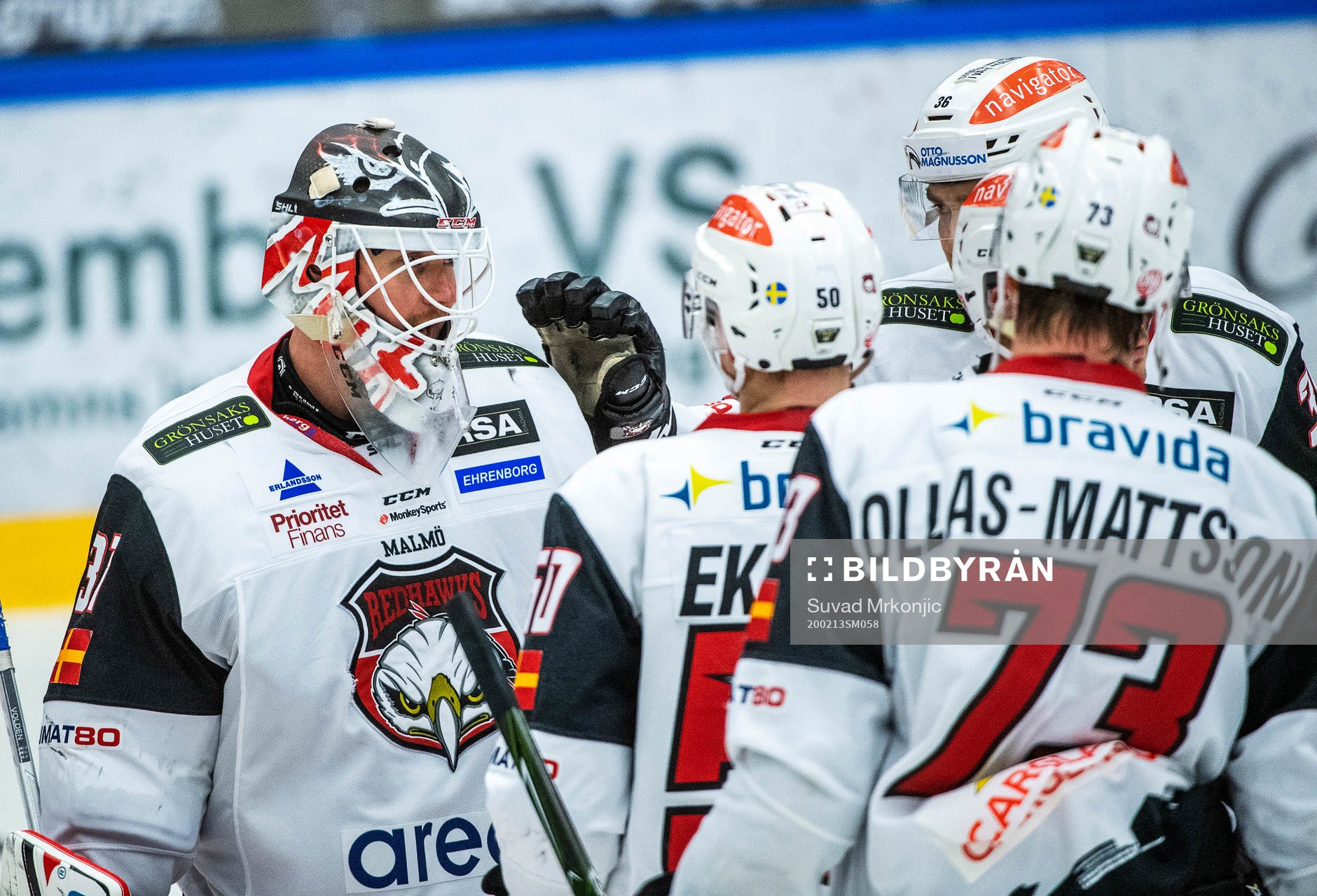 Malmö Redhawks målvakt Lars Volden jublar med lagkamrater