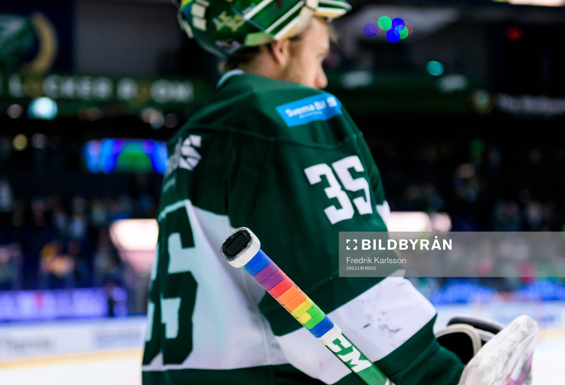 Färjestads målvakt Markus Svensson har regnbågsfärger