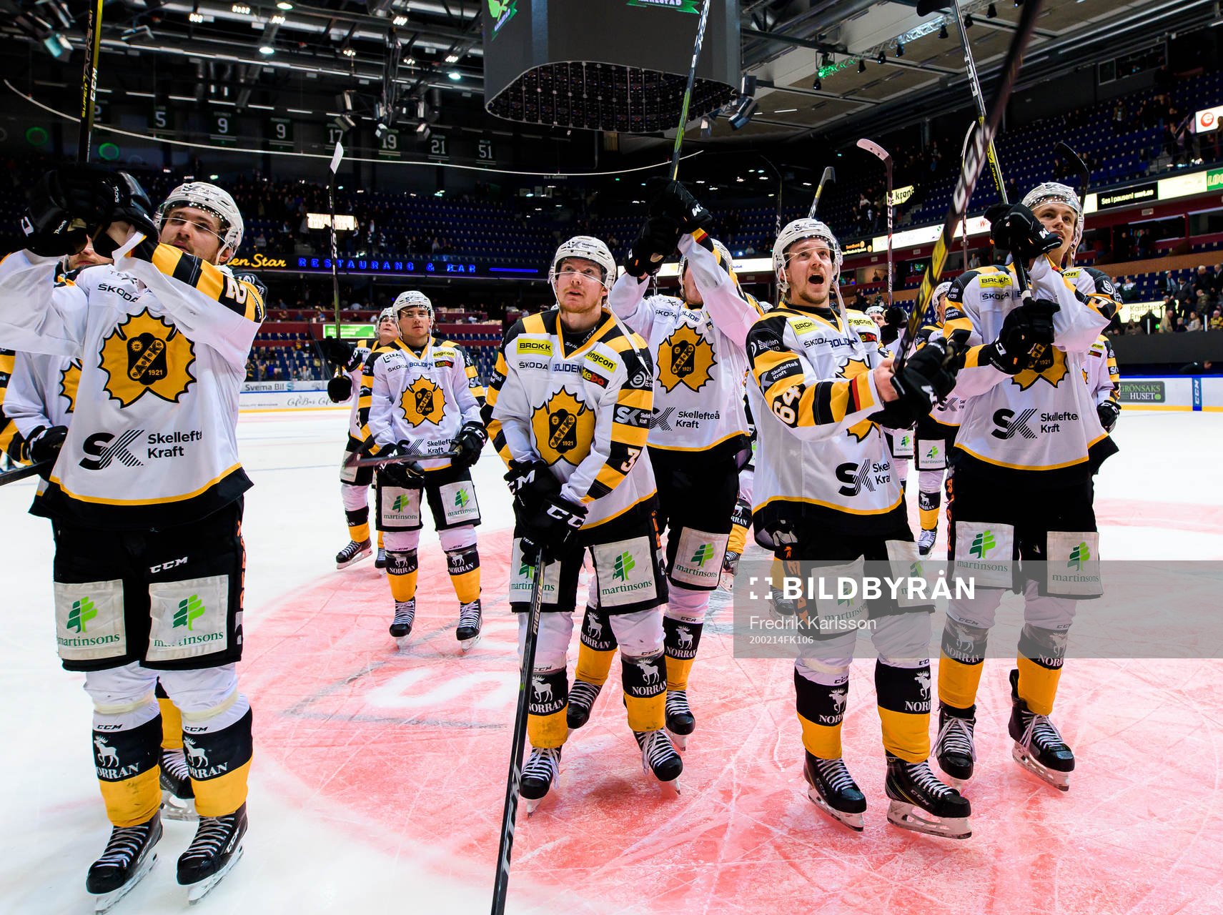 Skellefteås spelare jublar och tackar publiken