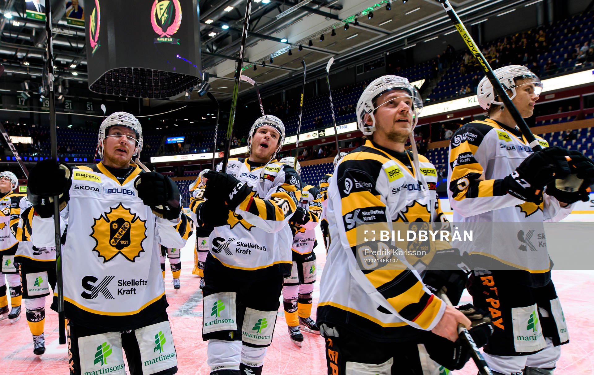 Skellefteås spelare jublar och tackar publiken
