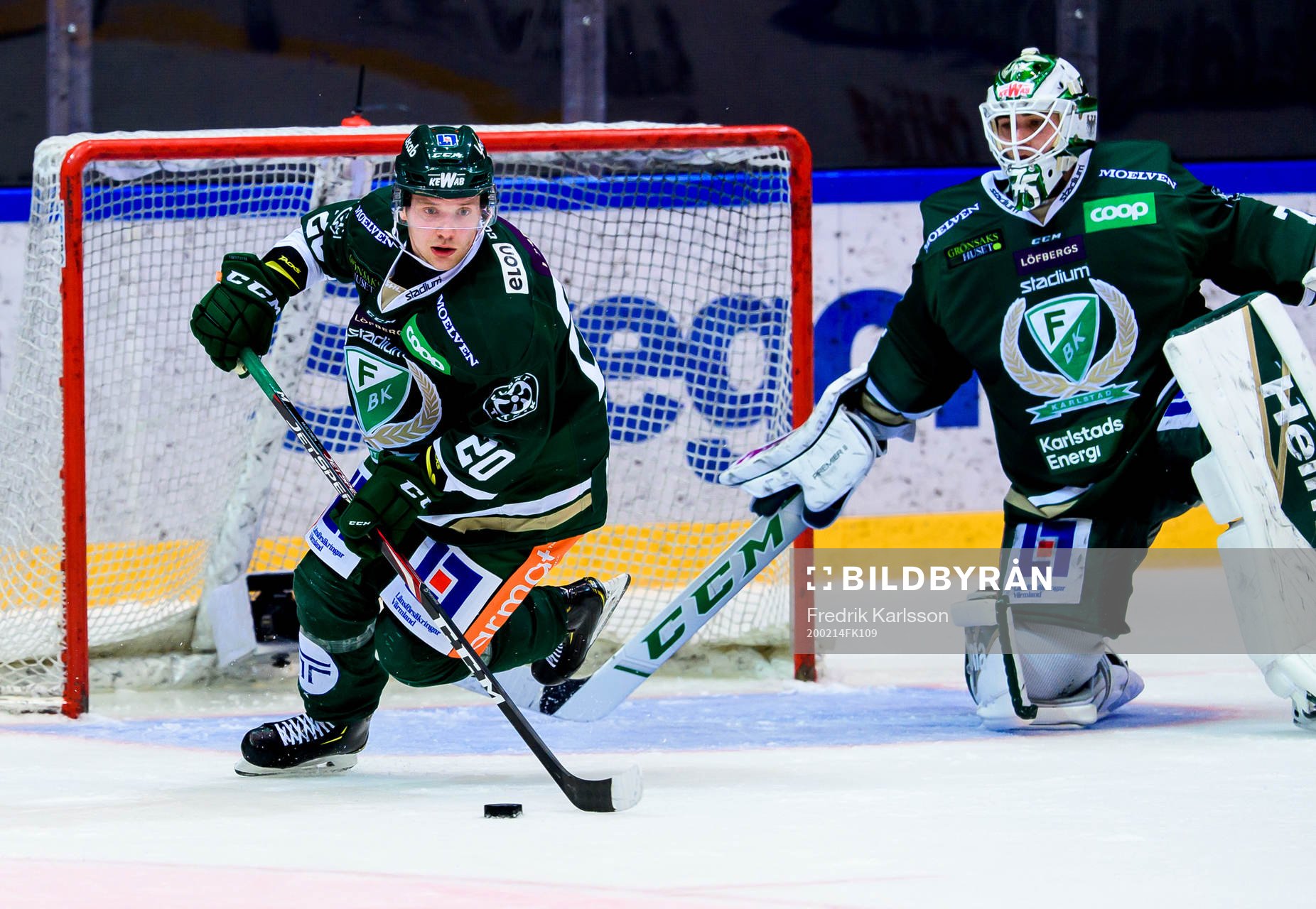 Färjestads Aleksi Mustonen och målvakt Arvid Holm