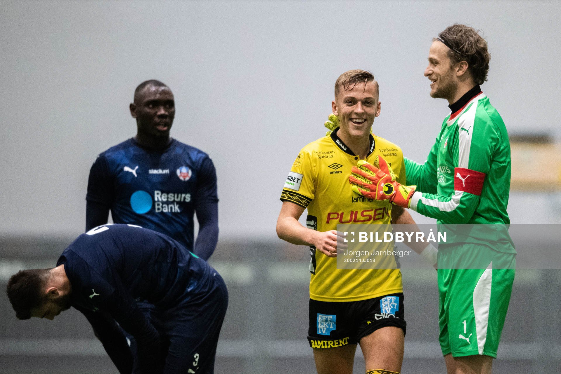 Helsingborgs målvakt Anders Lindegaard klappar om