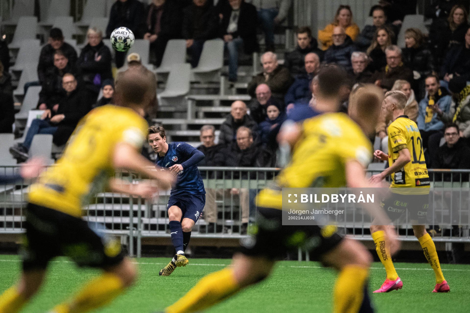 Helsingborgs Max Svensson med en frispark under träningsmatchen i fotboll mellan Elfsborg och Helsingborg den 14 februari 2020 i Borås.