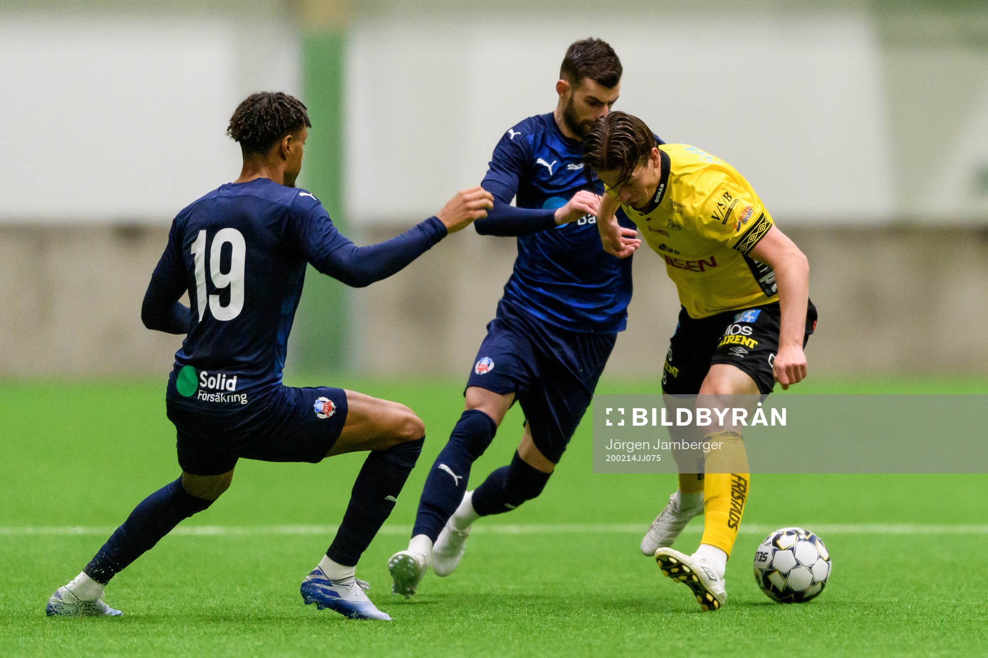 Elfsborgs Simon Olsson i kamp med Helsingborgs Joseph Ceesay och Egzon Bejtulai under träningsmatchen i fotboll mellan Elfsborg och Helsingborg den 14 februari 2020 i Borås.