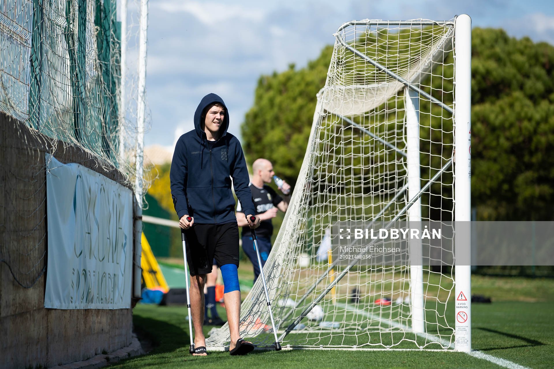 IFK Göteborgs Emil Holm på kryckor under en träning under ett träningsläger med IFK Göteborg den 14 februari 2020 i Lagos.
