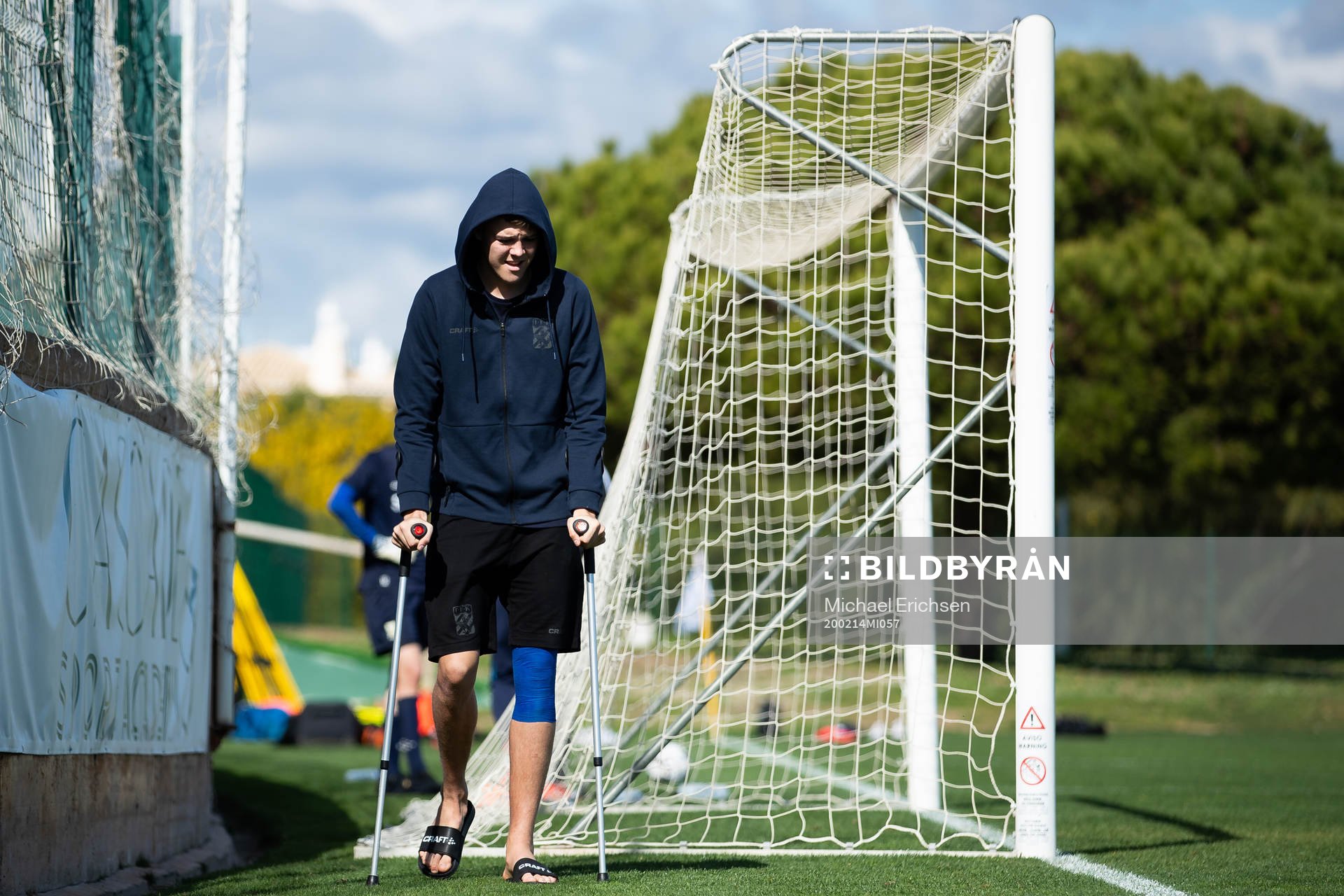 IFK Göteborgs Emil Holm på kryckor