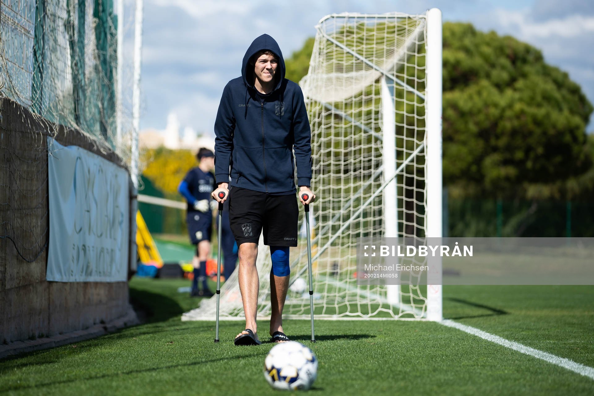 IFK Göteborgs Emil Holm på kryckor under en träning under ett träningsläger med IFK Göteborg den 14 februari 2020 i Lagos.