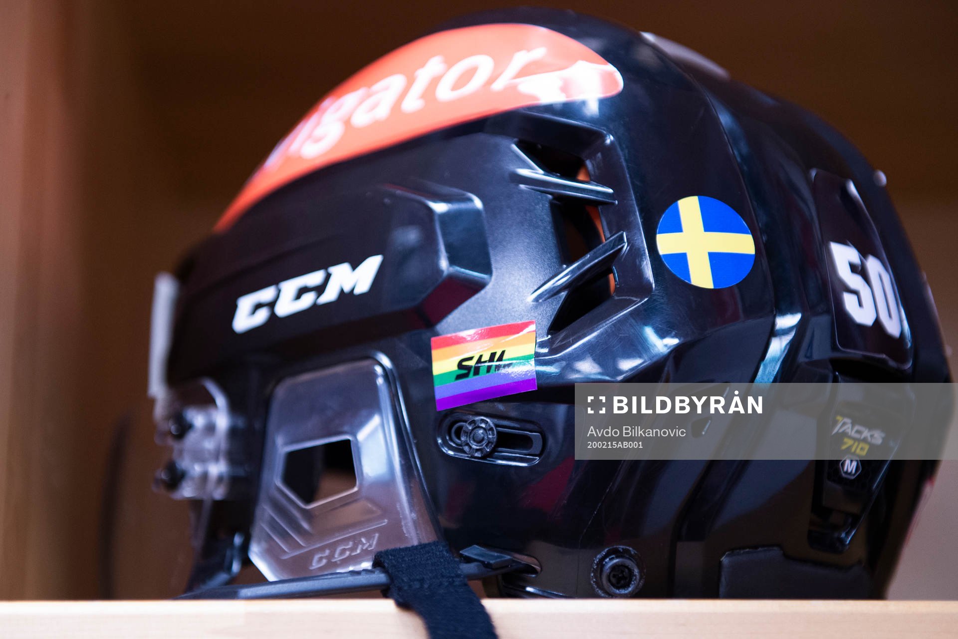 Malmö Redhawks hjälm med pride-flagga