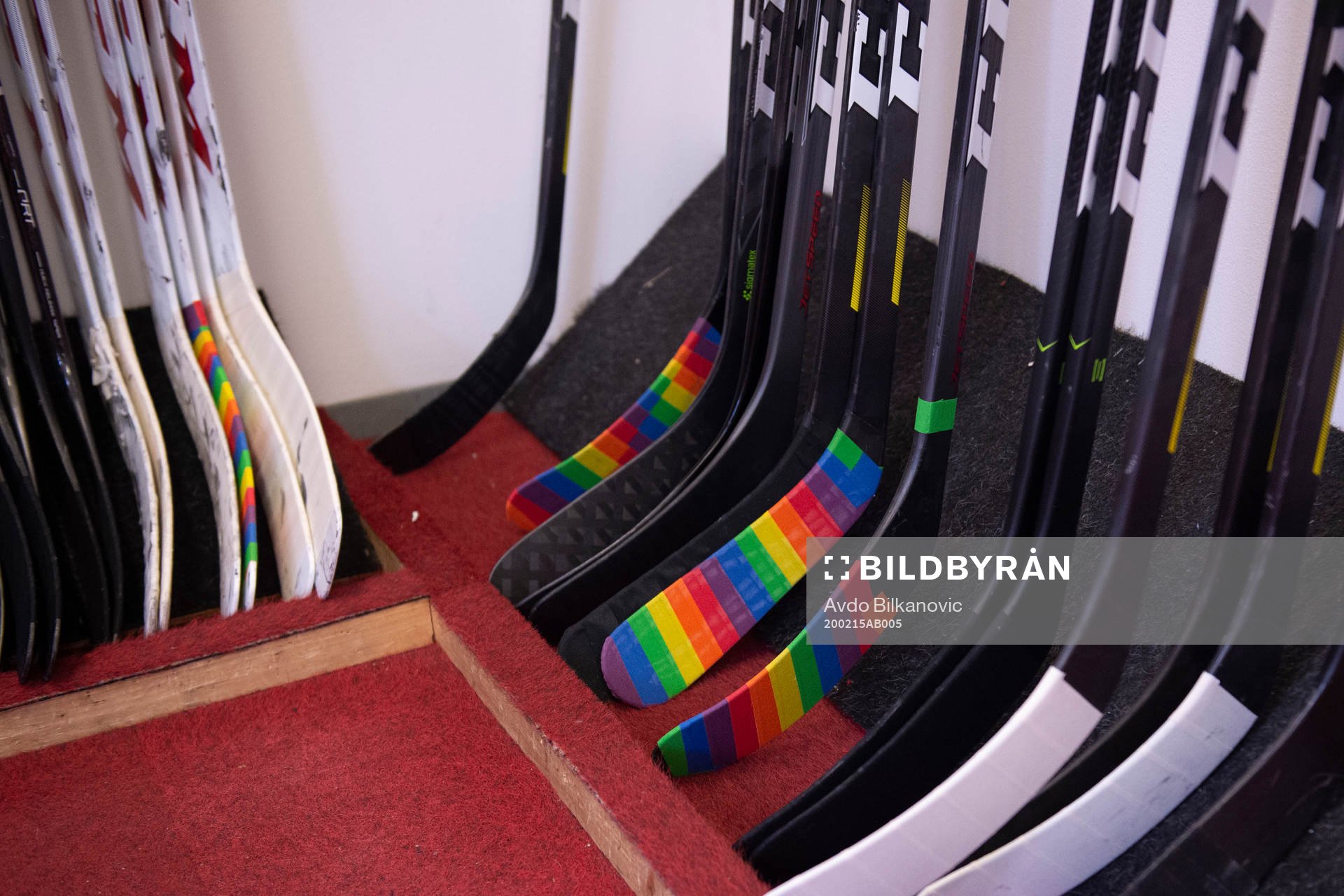 Klubba med pride-tejp