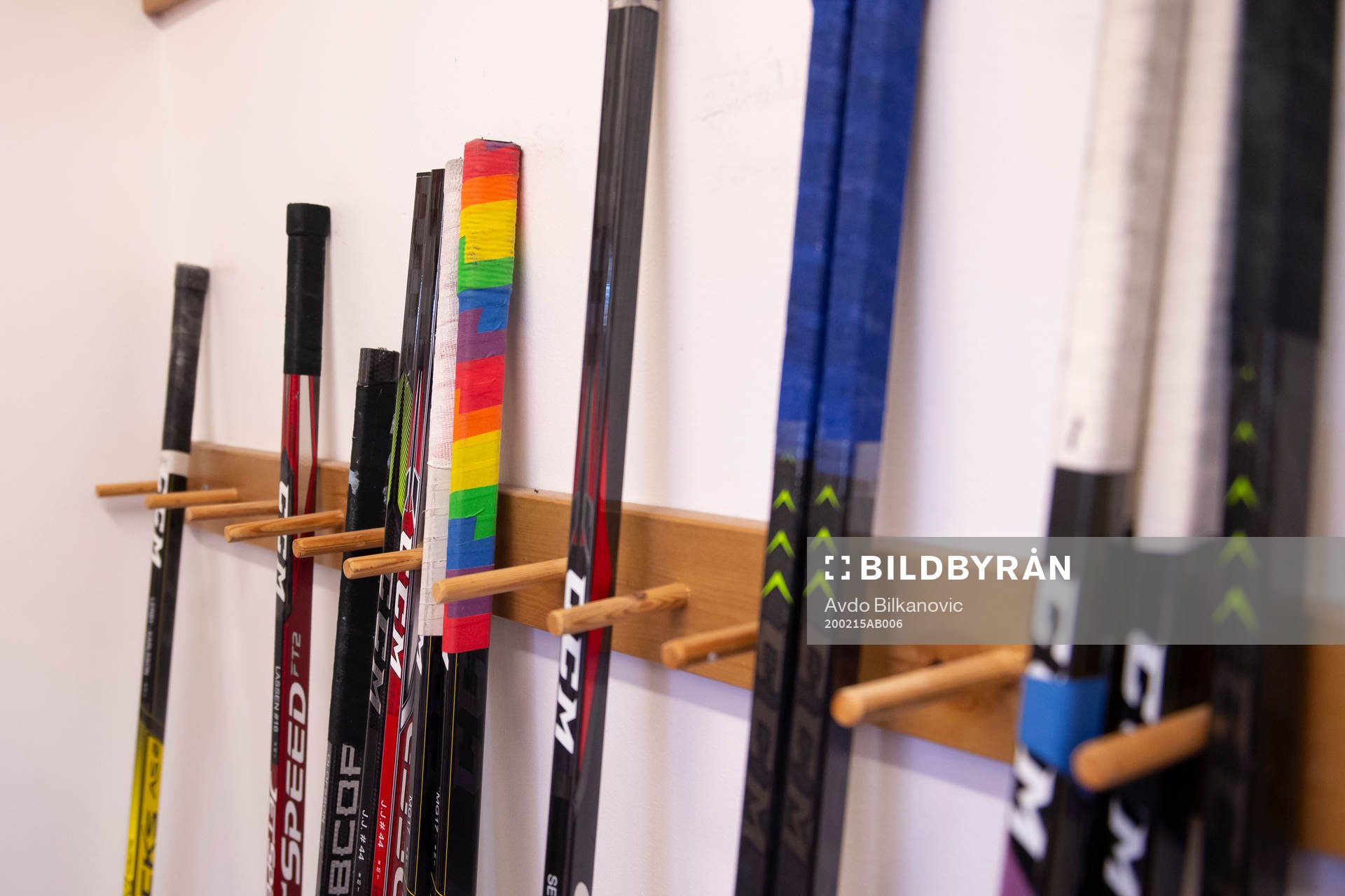 Klubba med pride-tejp