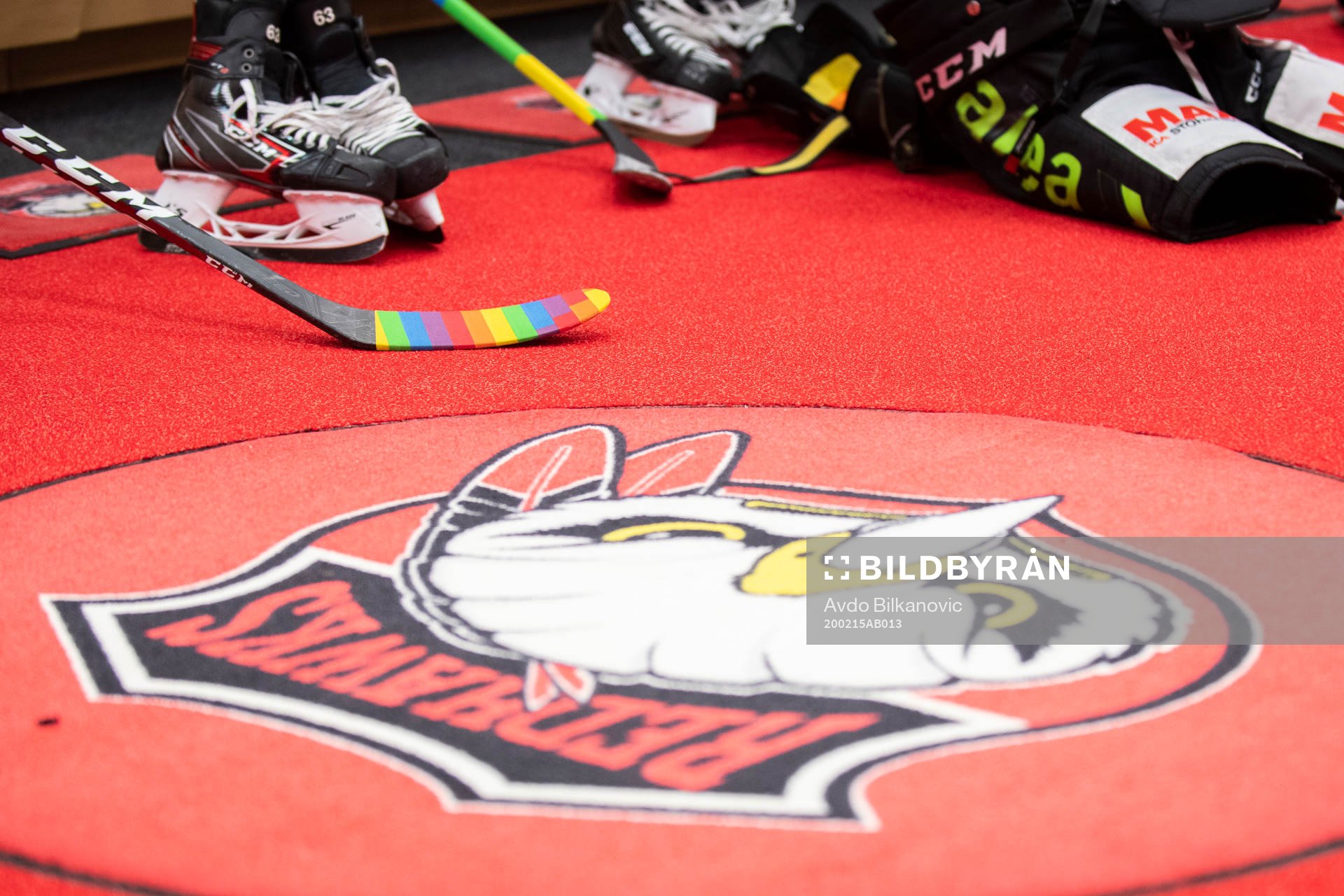 Malmö Redhawks klubba med pride-tejp