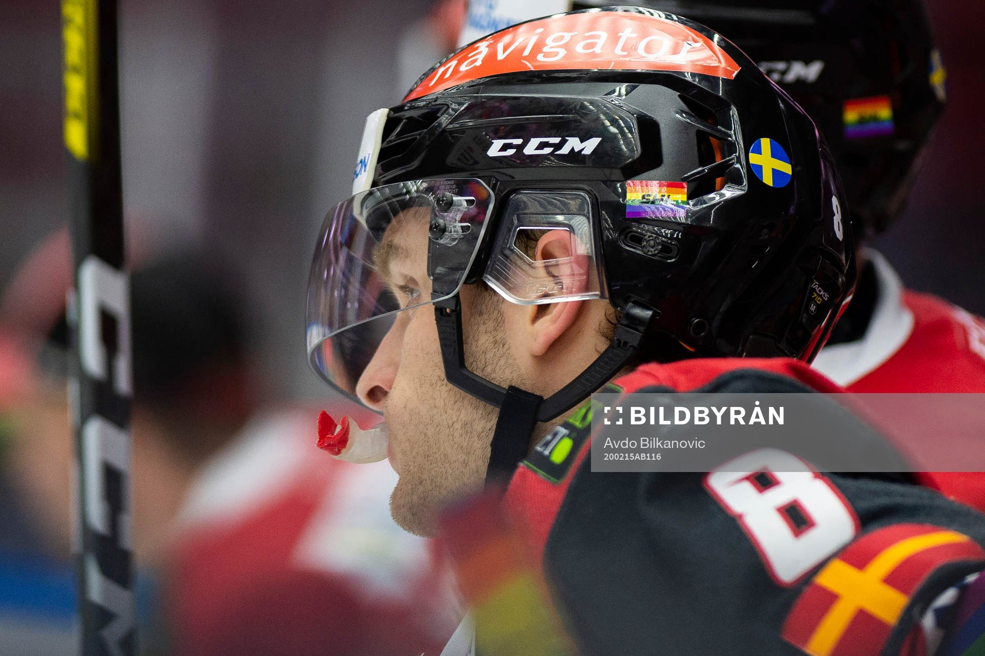Malmö Redhawks Johan Olofsson med pride-flagga på hjälmen