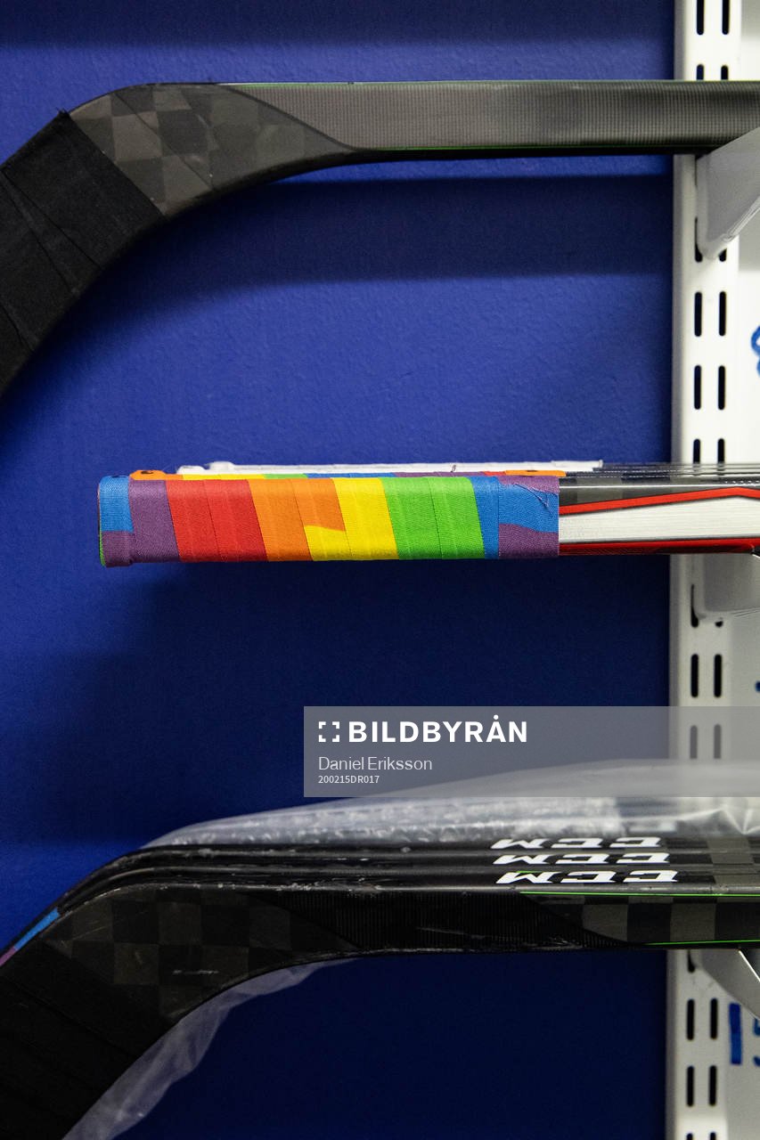 Pridetapade klubbor innan ishockeymatchen i SHL mellan
