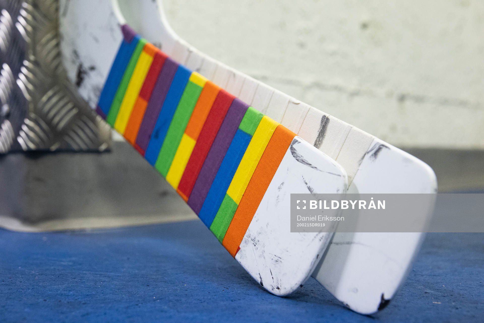 Pridetapade klubbor innan ishockeymatchen i SHL mellan