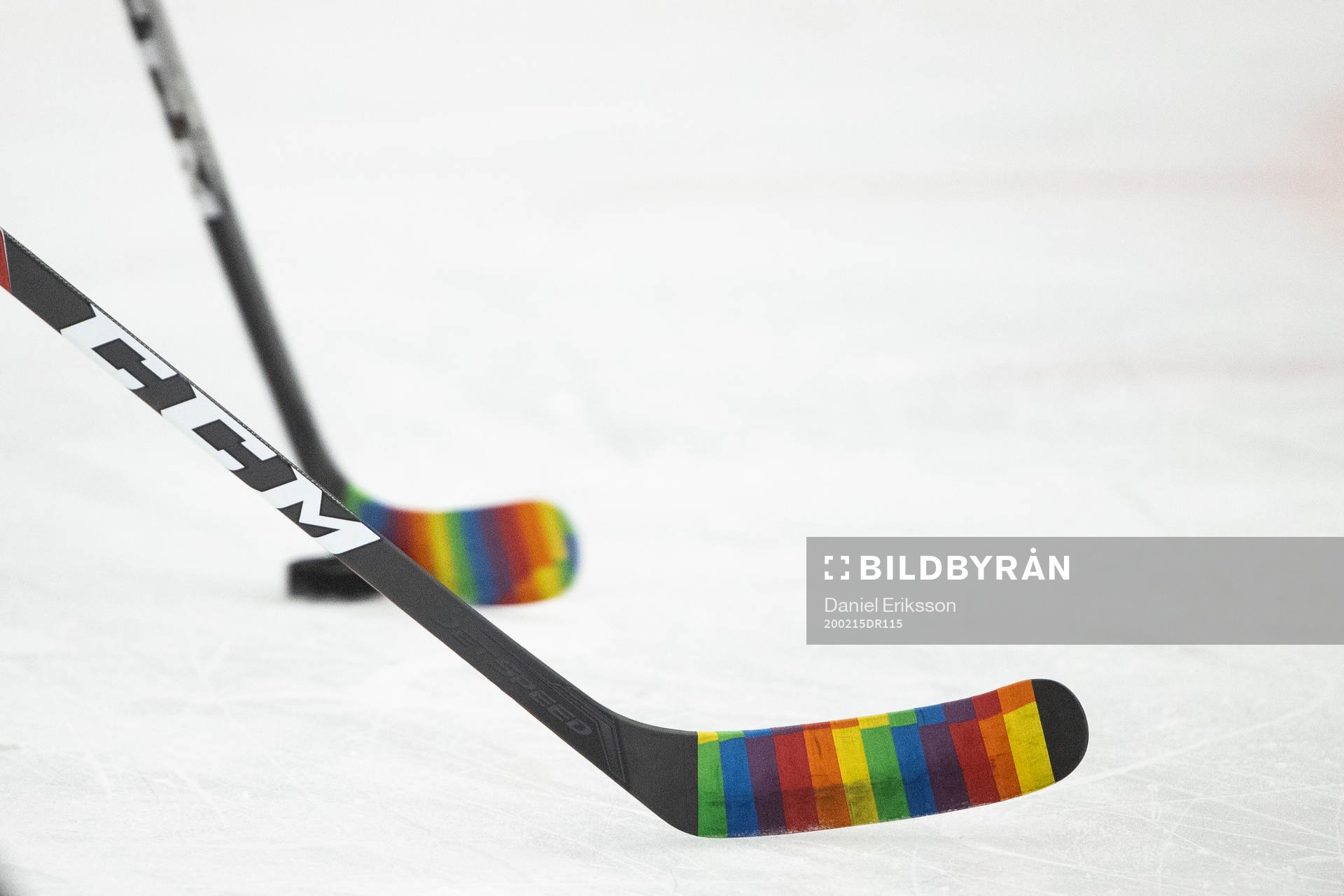 Klubbor pridetejpade innan ishockeymatchen i SHL mellan