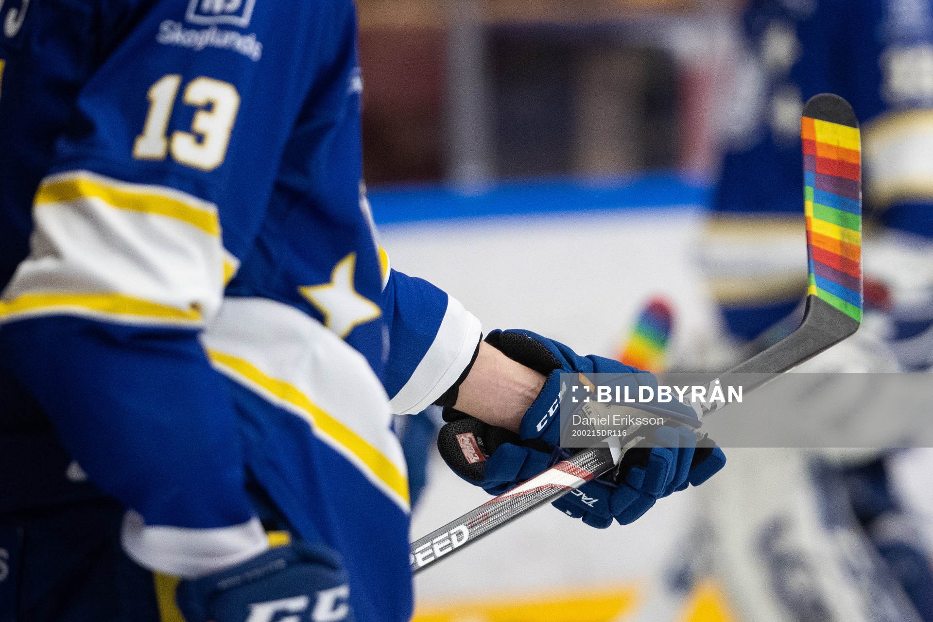 Klubbor pridetejpade innan ishockeymatchen i SHL mellan