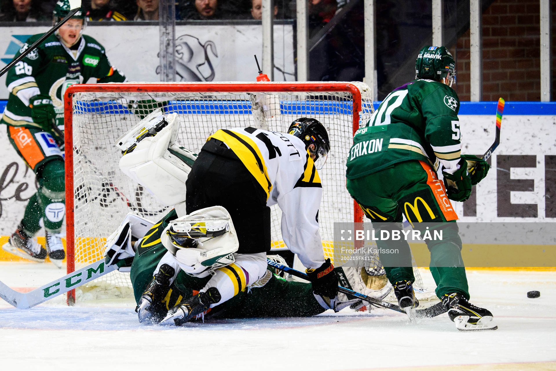 Brynäs Greg Scott kolliderar med Färjestads målvakt