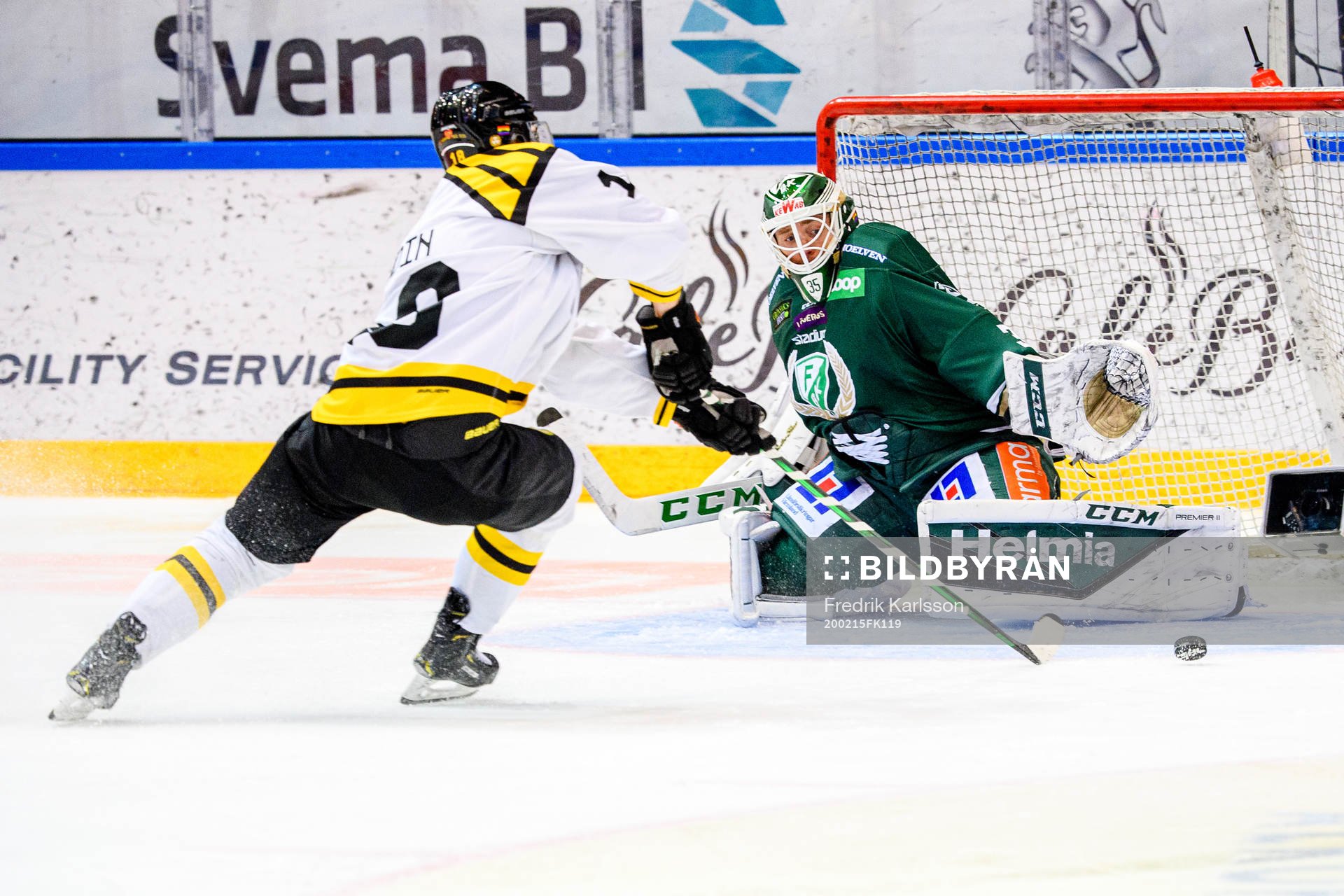 Brynäs Anton Rödin och Färjestads målvakt Markus