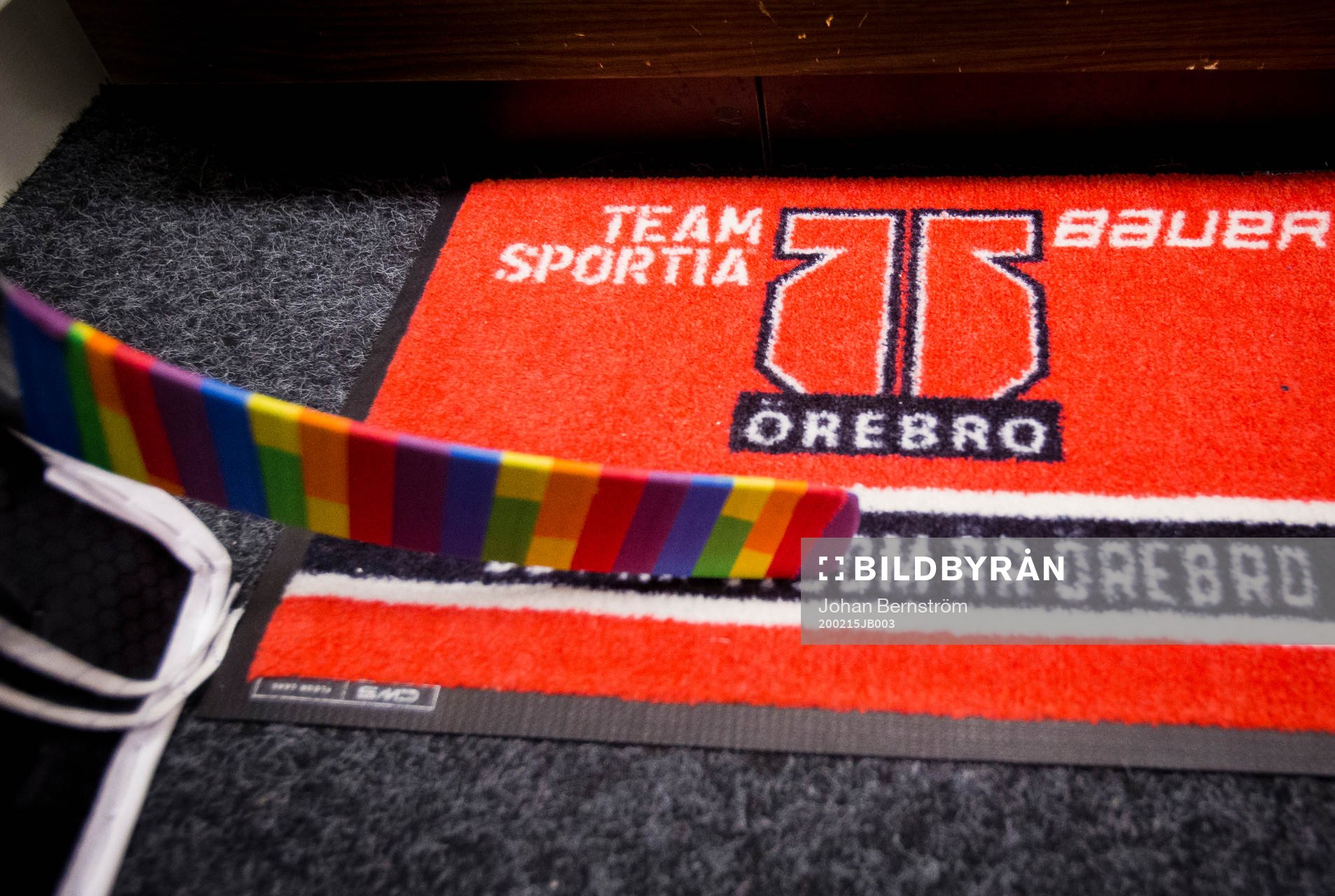 Örebros målvakt Jonas Arntzen klubba med pride tejp