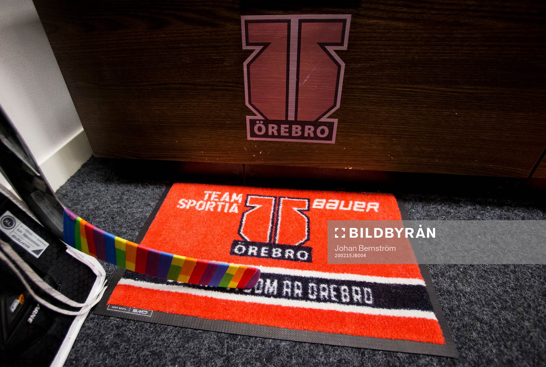 Örebros målvakt Jonas Arntzen klubba med pride tejp