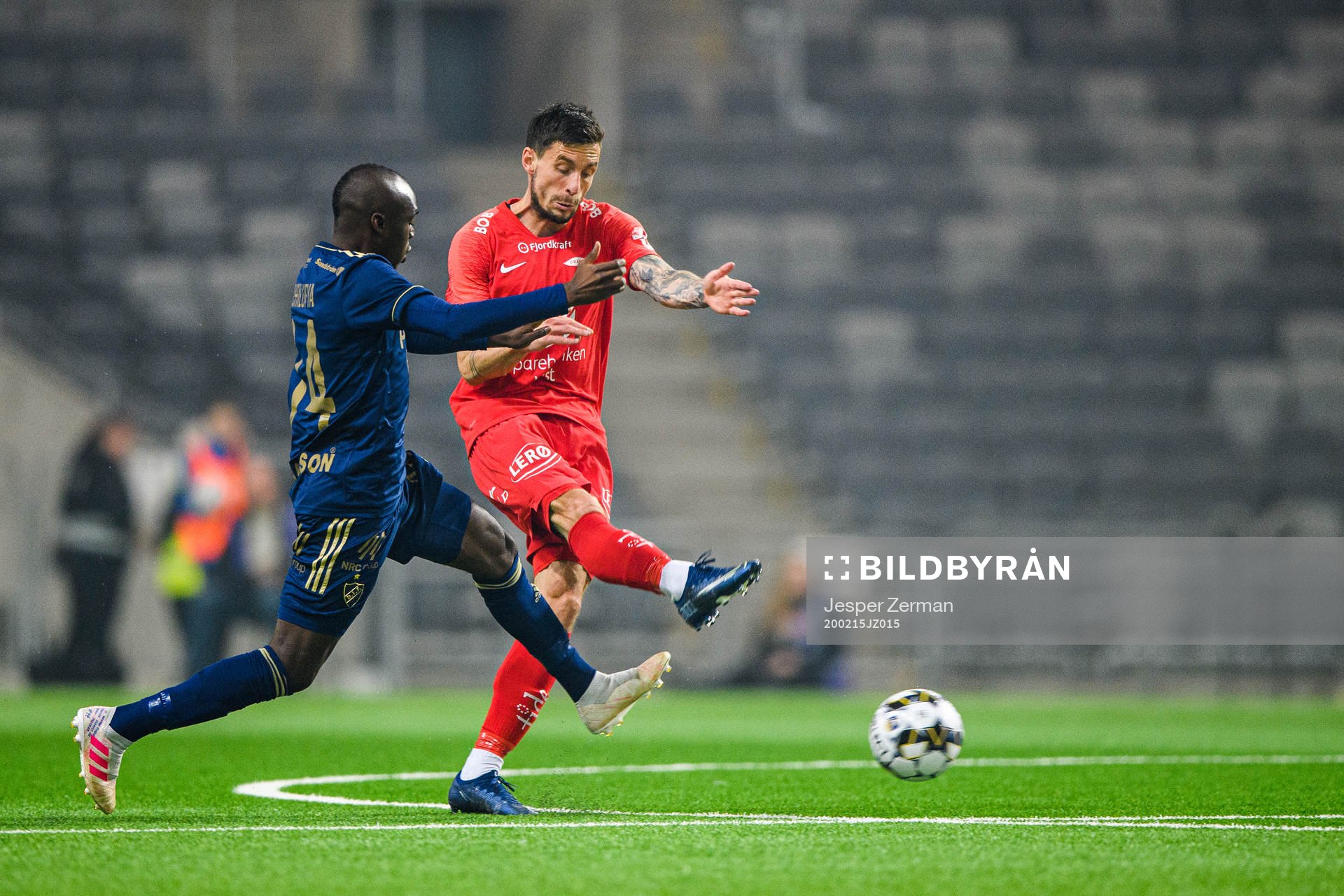 Djurgårdens Edward Chilufya och Branns Daniel Pedersen