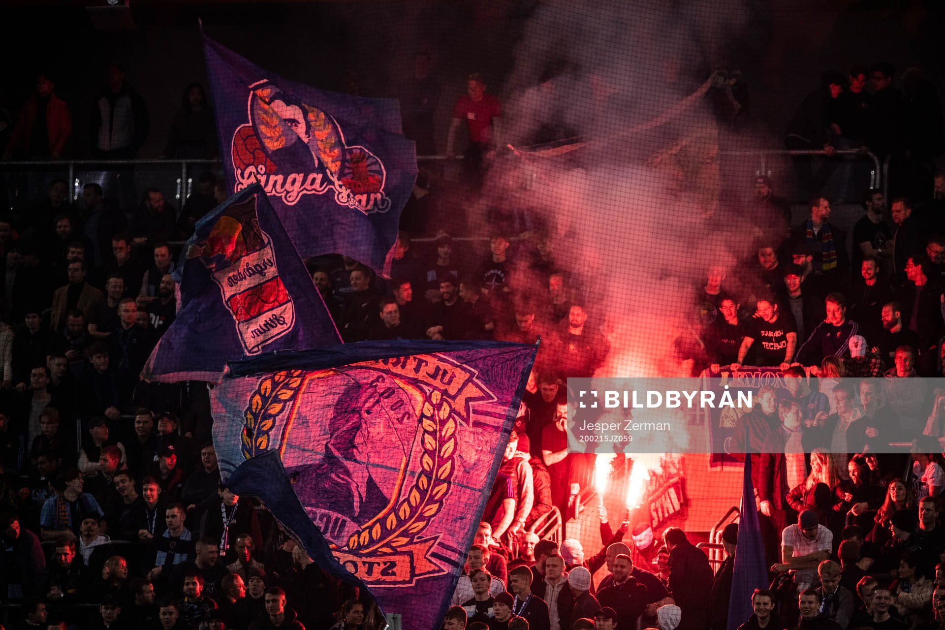 Djurgårdens supportrar bränner bengaler