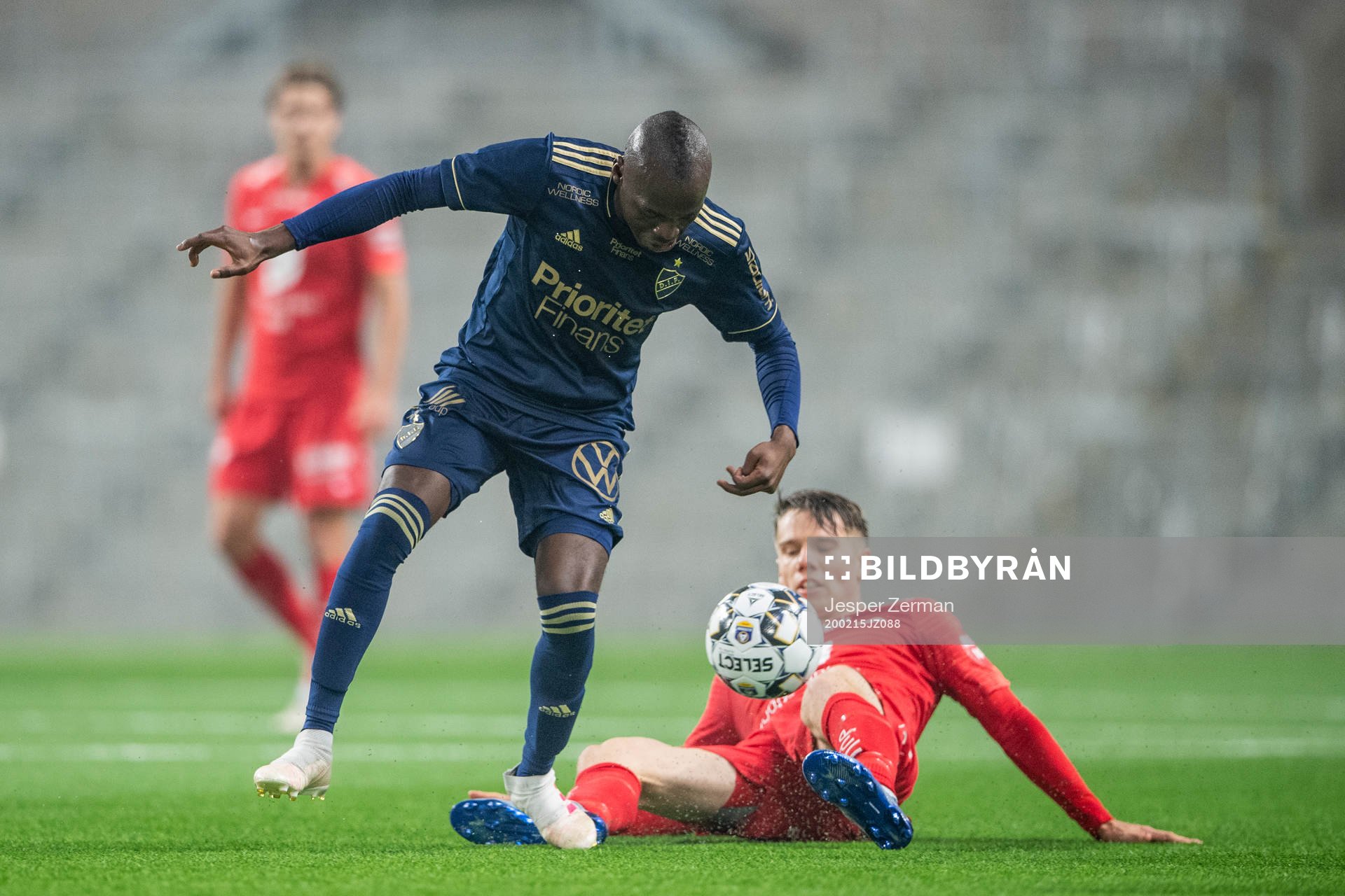Djurgårdens Edward Chilufya och Branns Robert Taylor